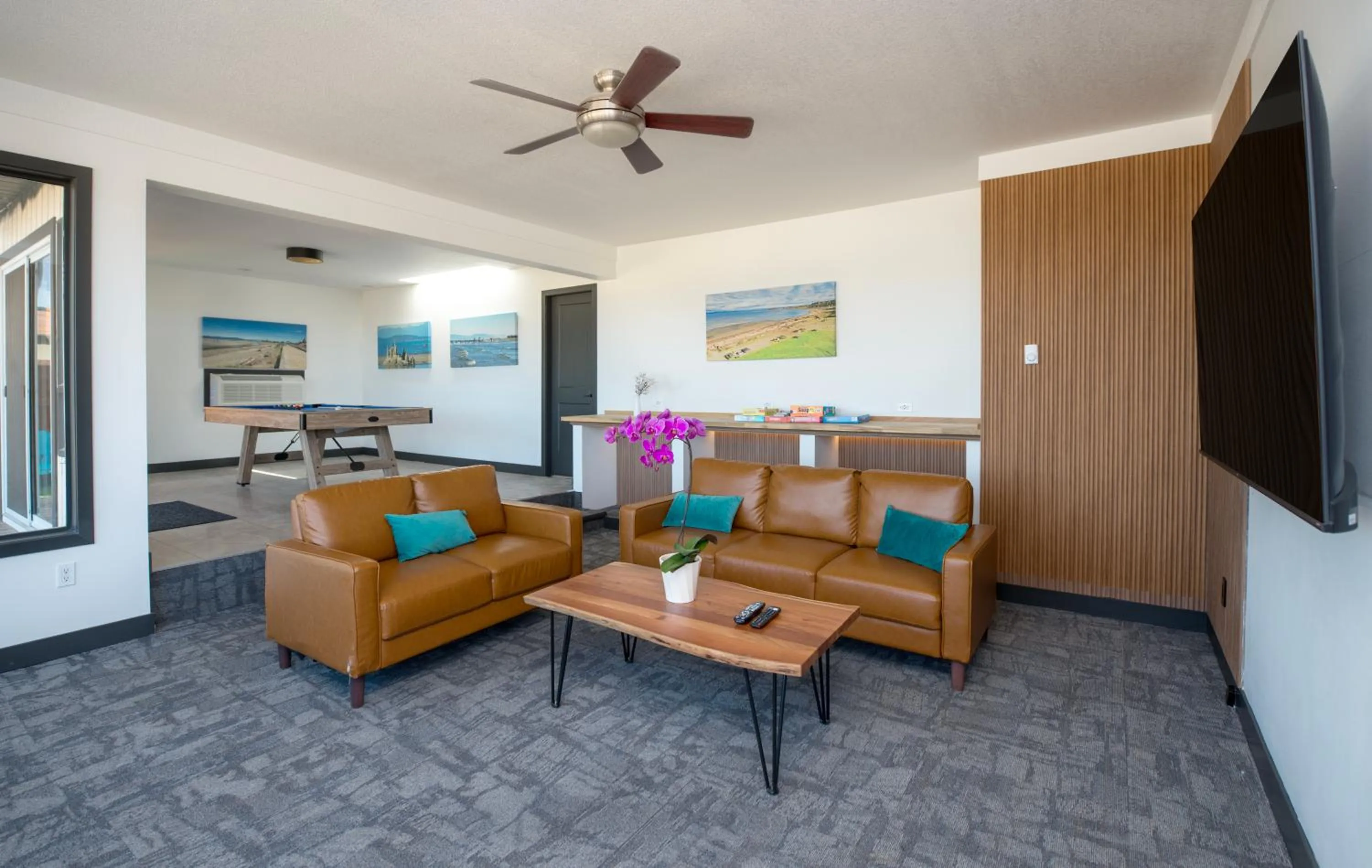 Communal lounge/ TV room in Sea Edge Beachside Hotel