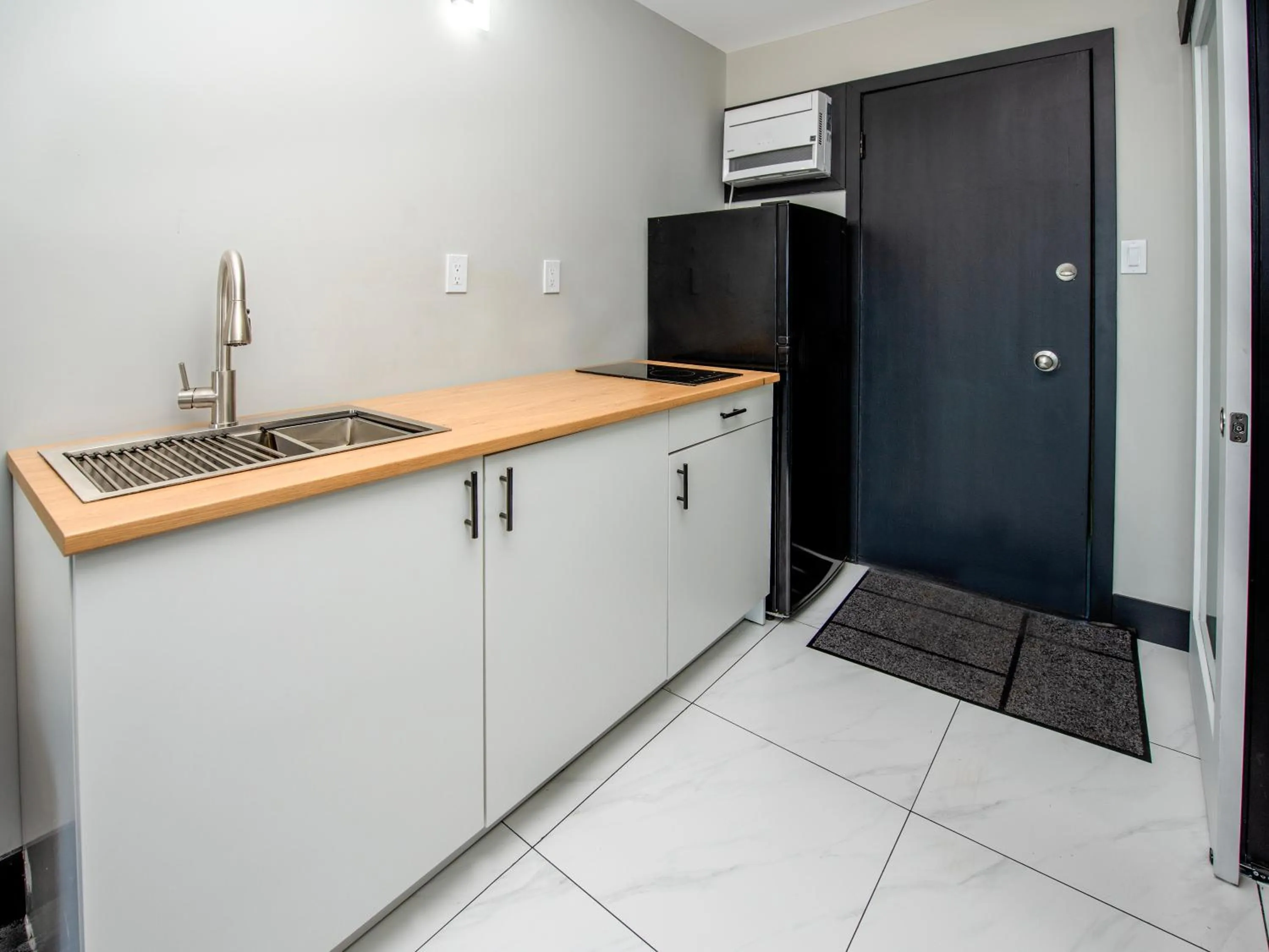 Kitchen or kitchenette in Sea Edge Beachside Hotel