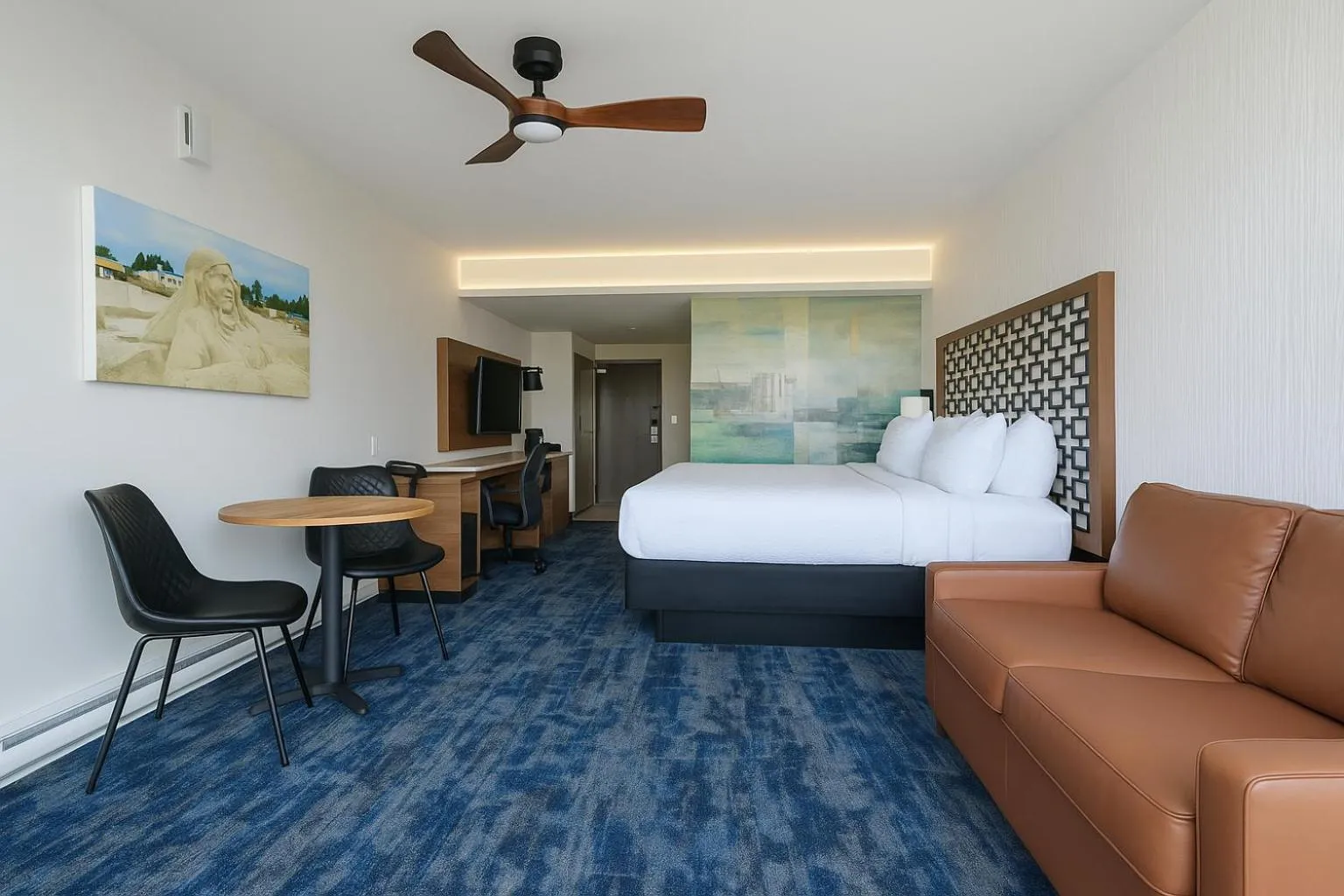 Bed in Sea Edge Beachside Hotel