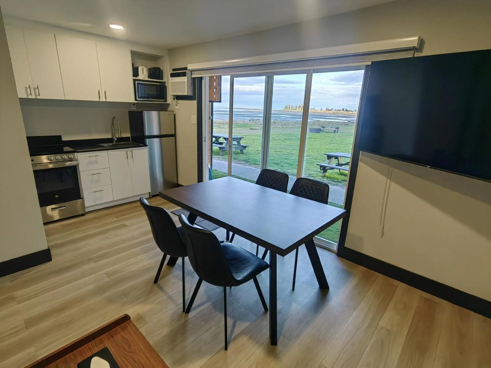 Kitchen or kitchenette in Sea Edge Beachside Hotel