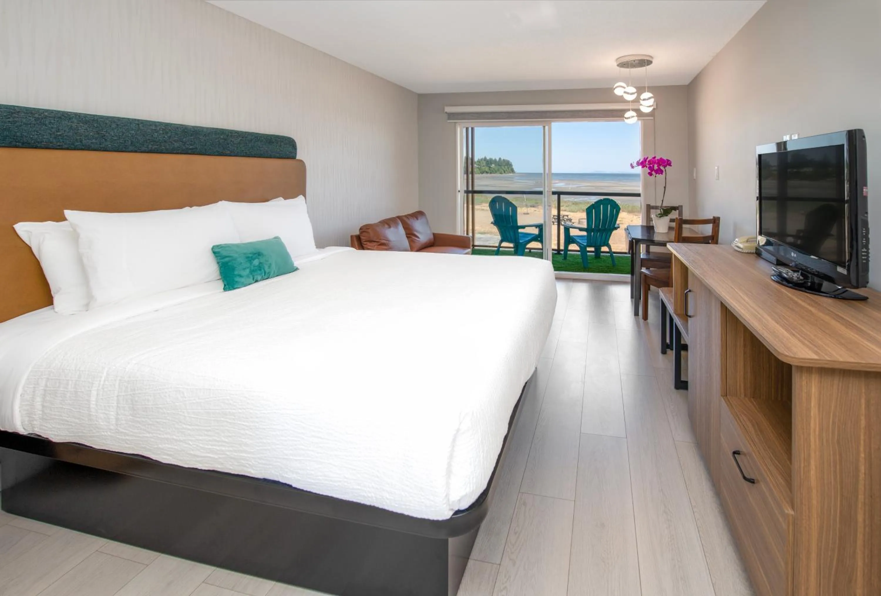 Bedroom, Bed in Sea Edge Beachside Hotel