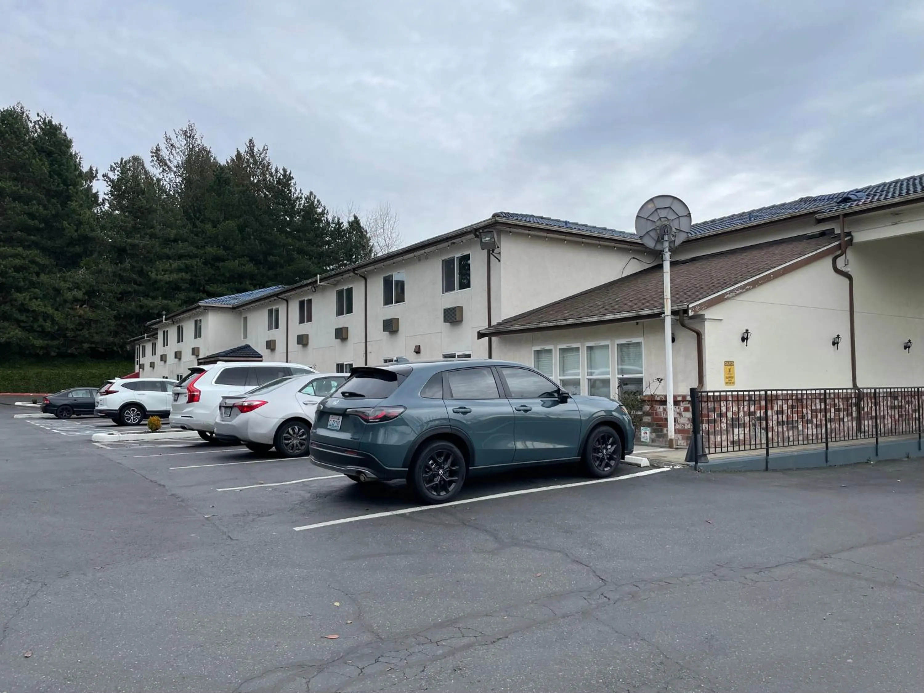 Property building in Americas Best Value Inn Lynnwood