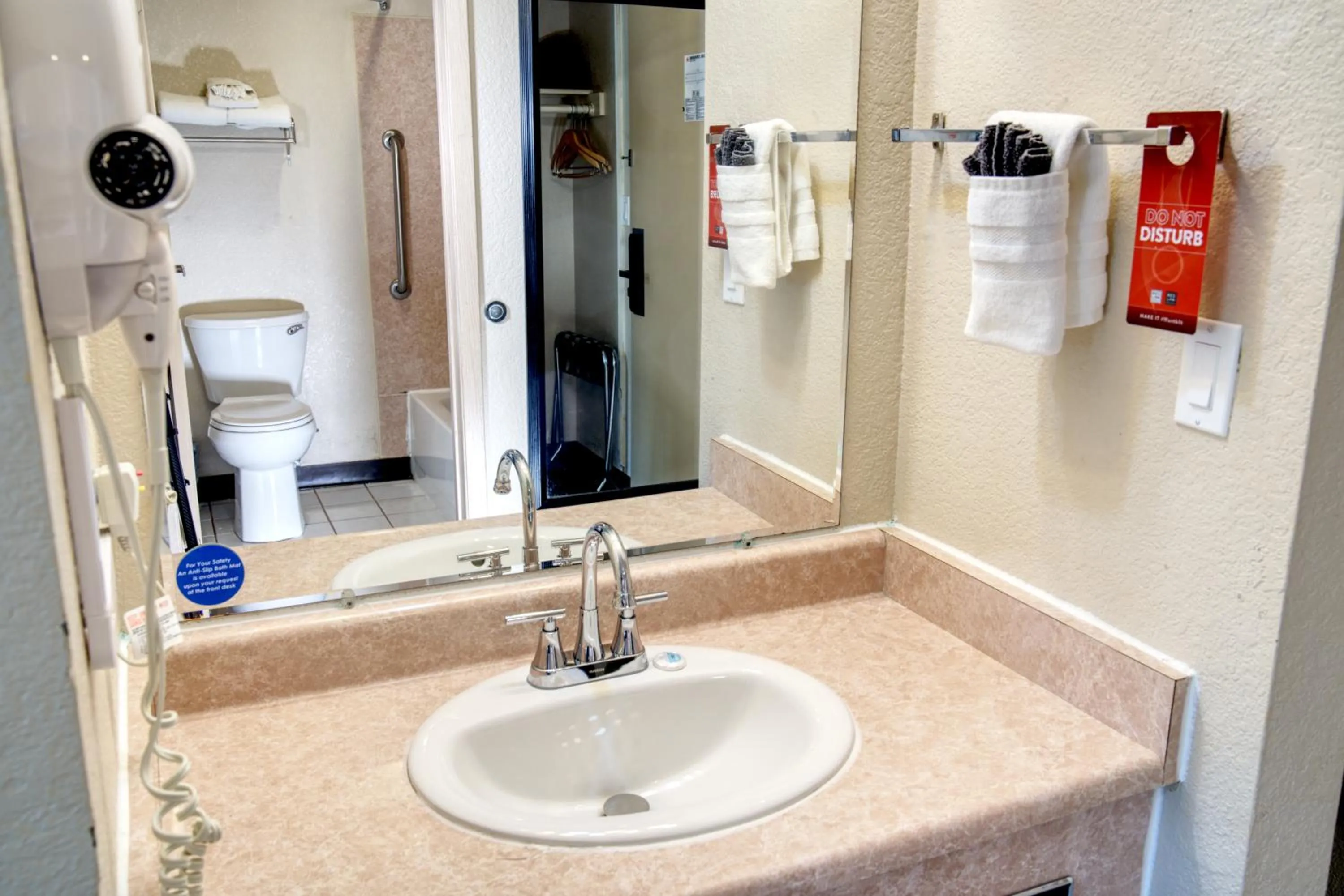 Bathroom in Americas Best Value Inn Lynnwood