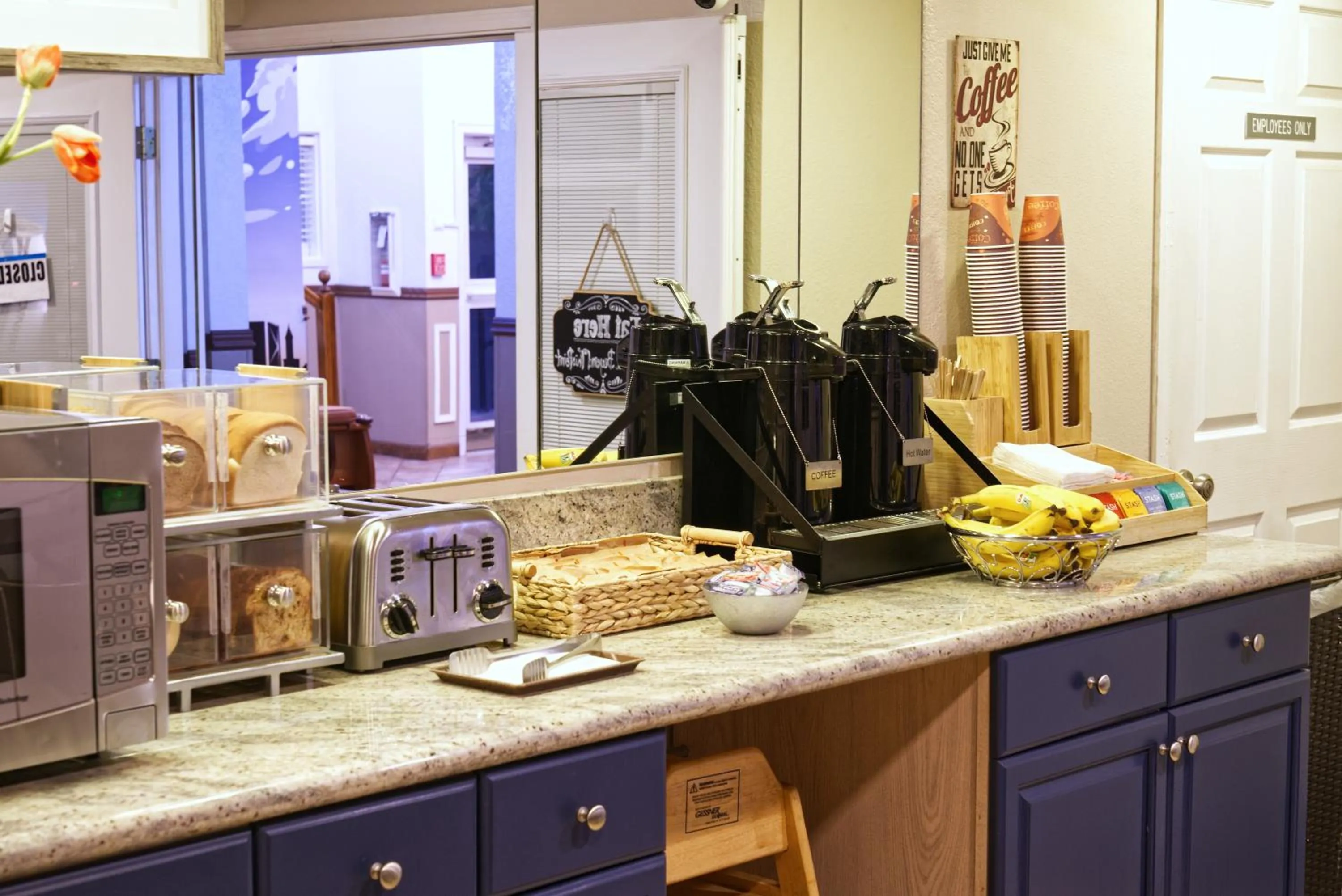 Breakfast in Americas Best Value Inn Lynnwood