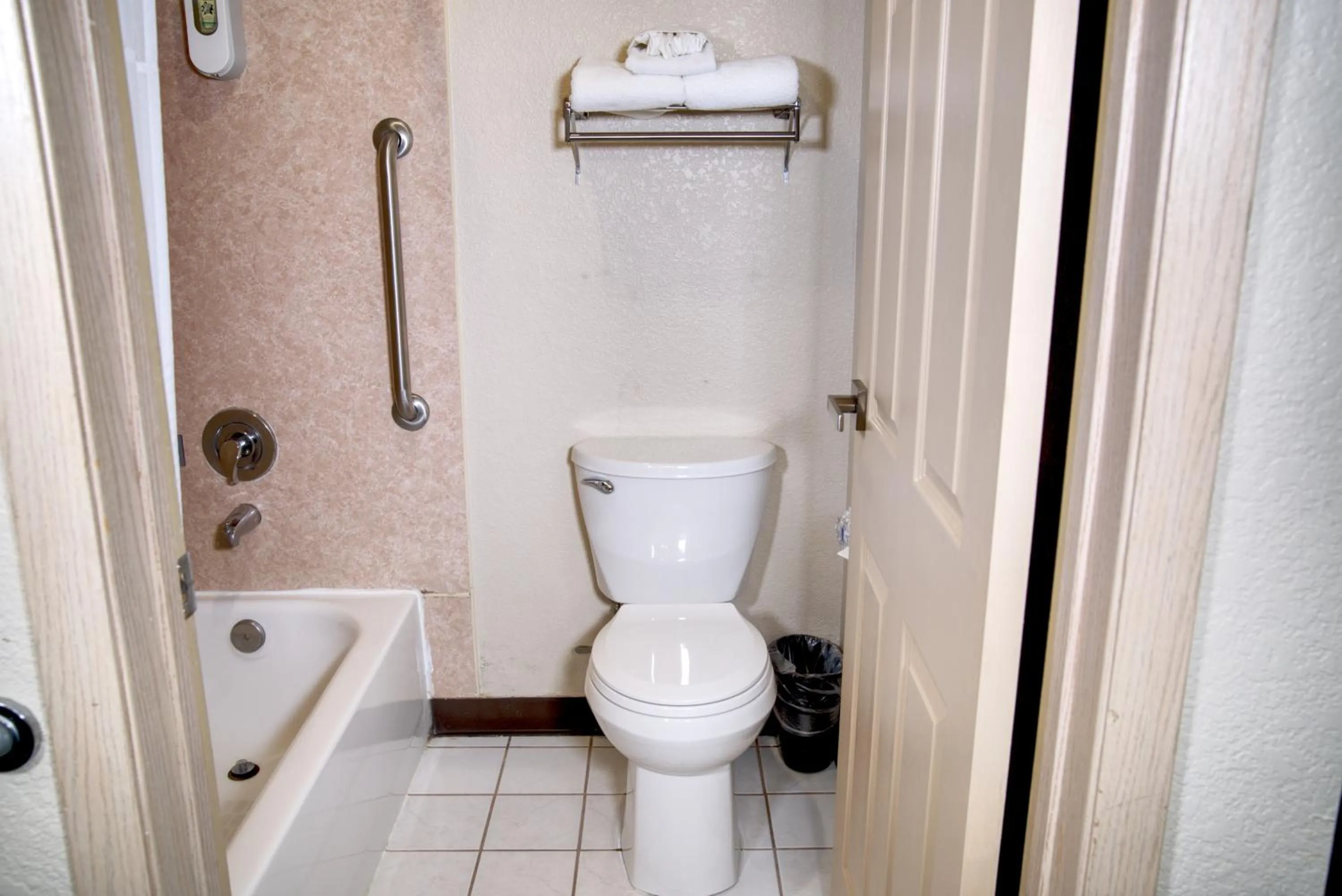 Toilet in Americas Best Value Inn Lynnwood