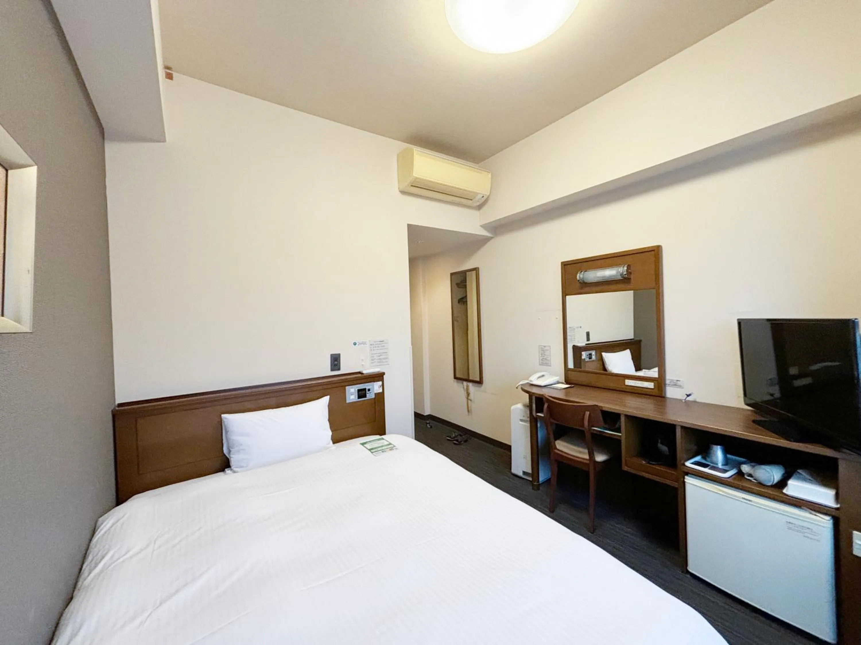 Photo of the whole room, Bed in Hotel Route-Inn Sakaide-Kita Inter