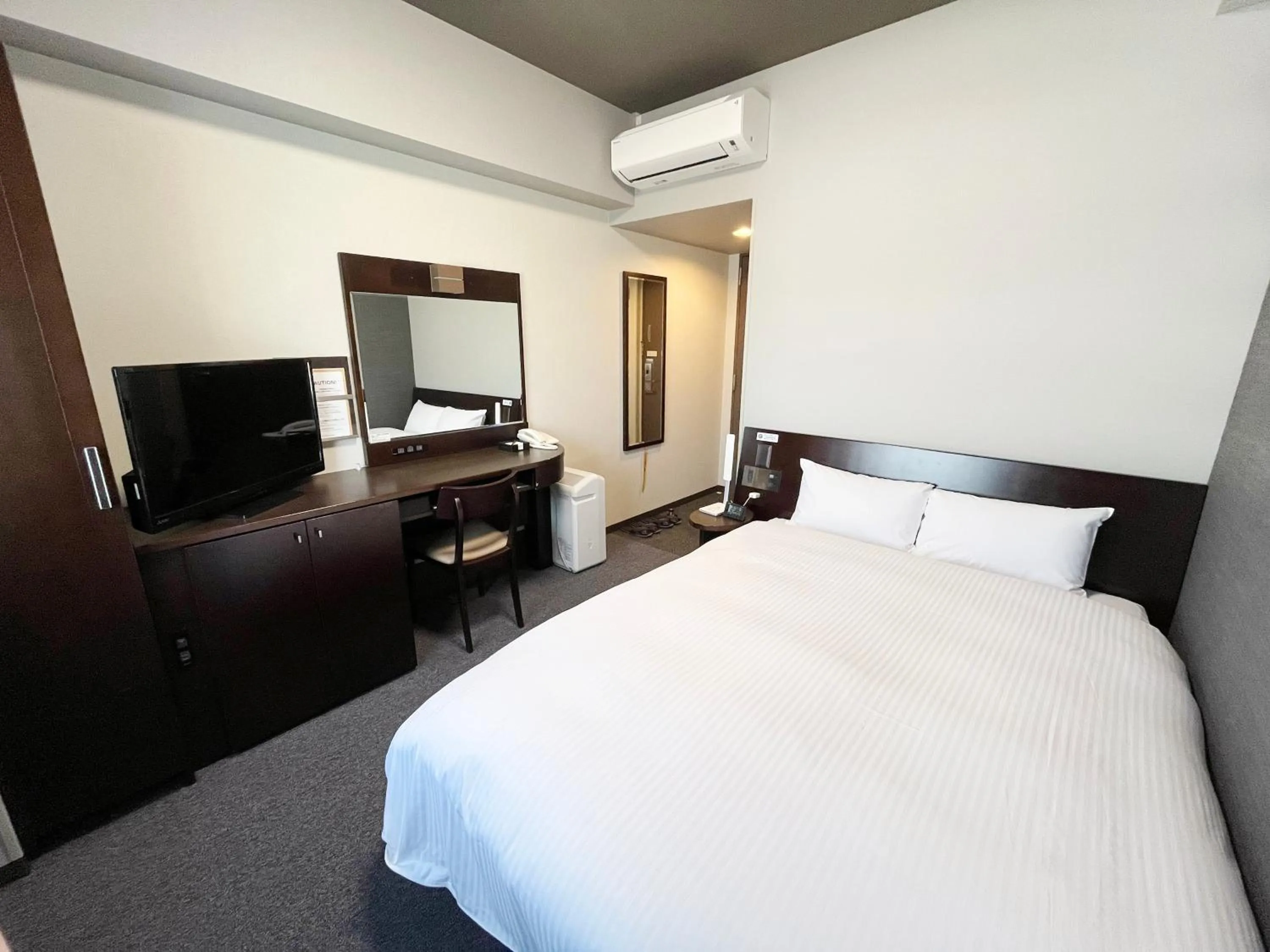 Photo of the whole room, Bed in Hotel Route-Inn Sakaide-Kita Inter