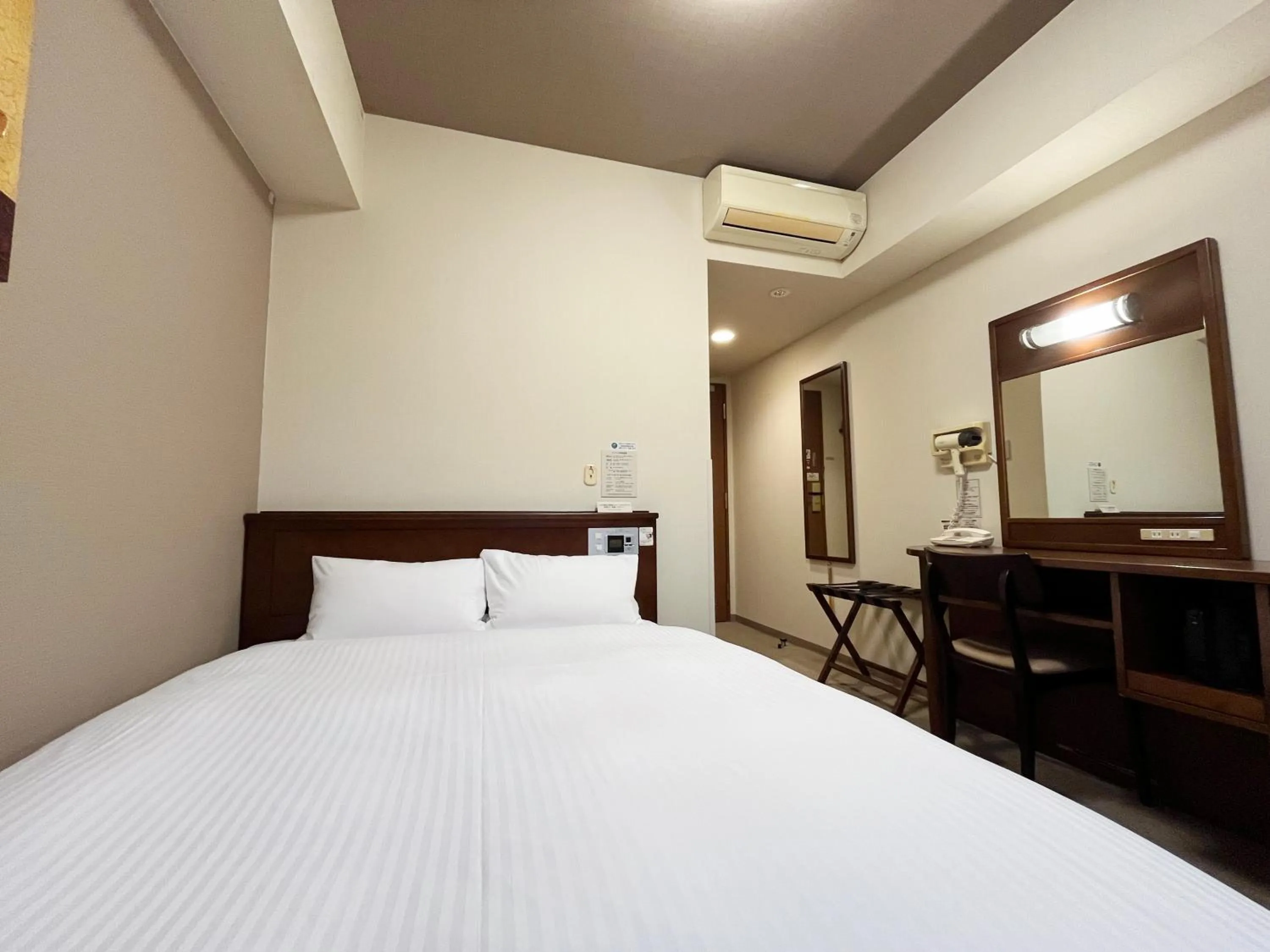 Photo of the whole room, Bed in Hotel Route-Inn Hofu Ekimae