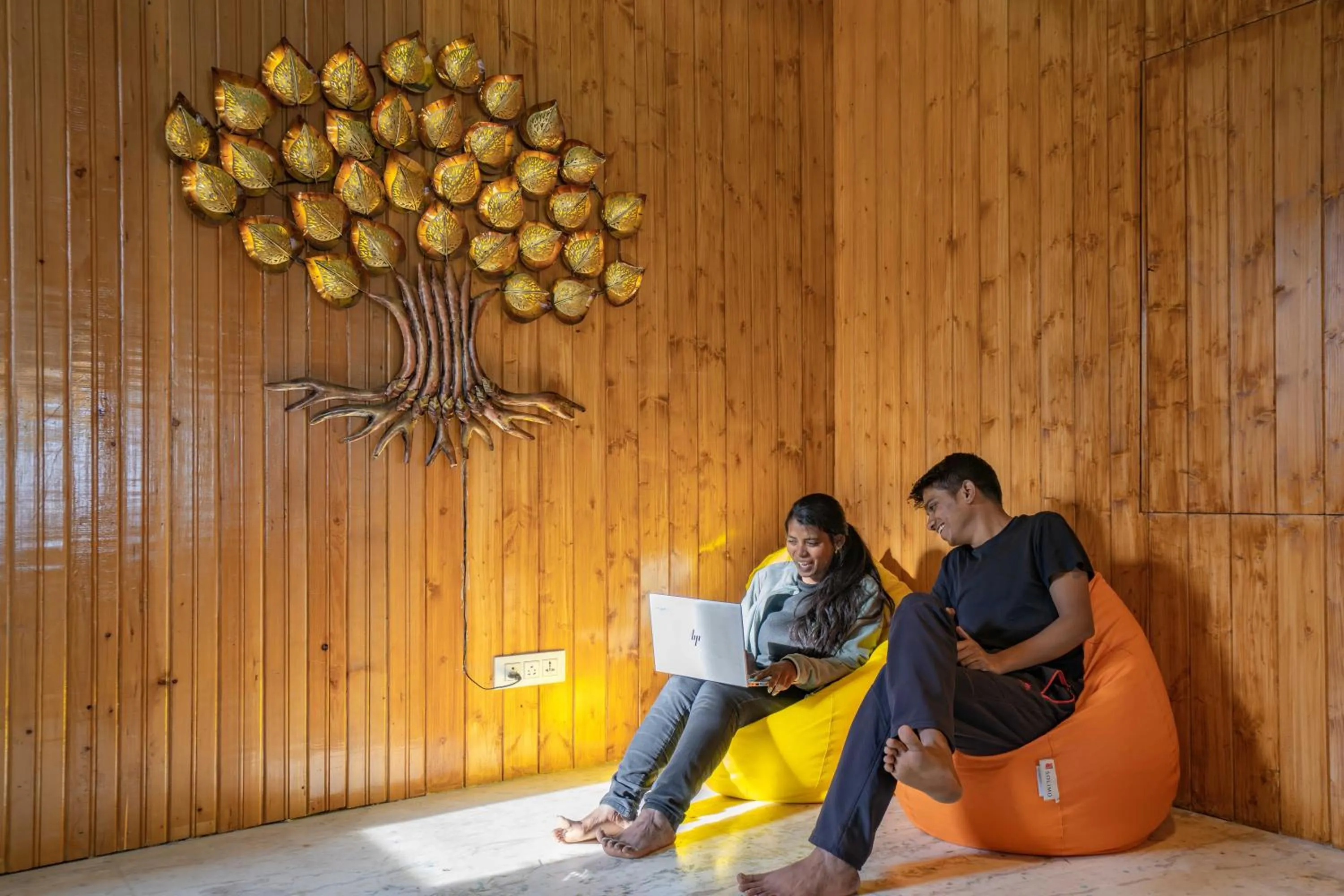 Communal lounge/ TV room in Zostel Srinagar