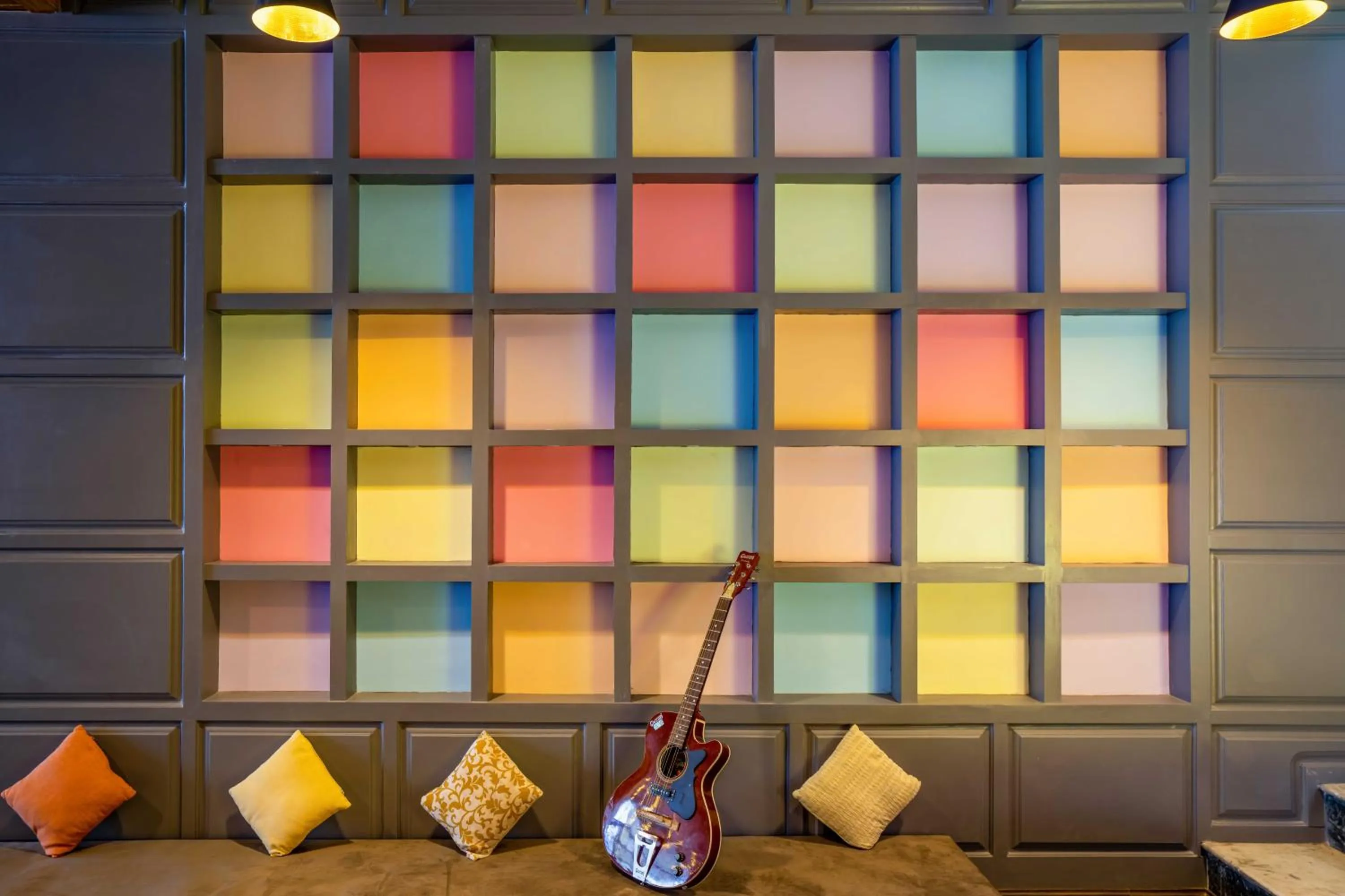 Communal lounge/ TV room in Zostel Srinagar