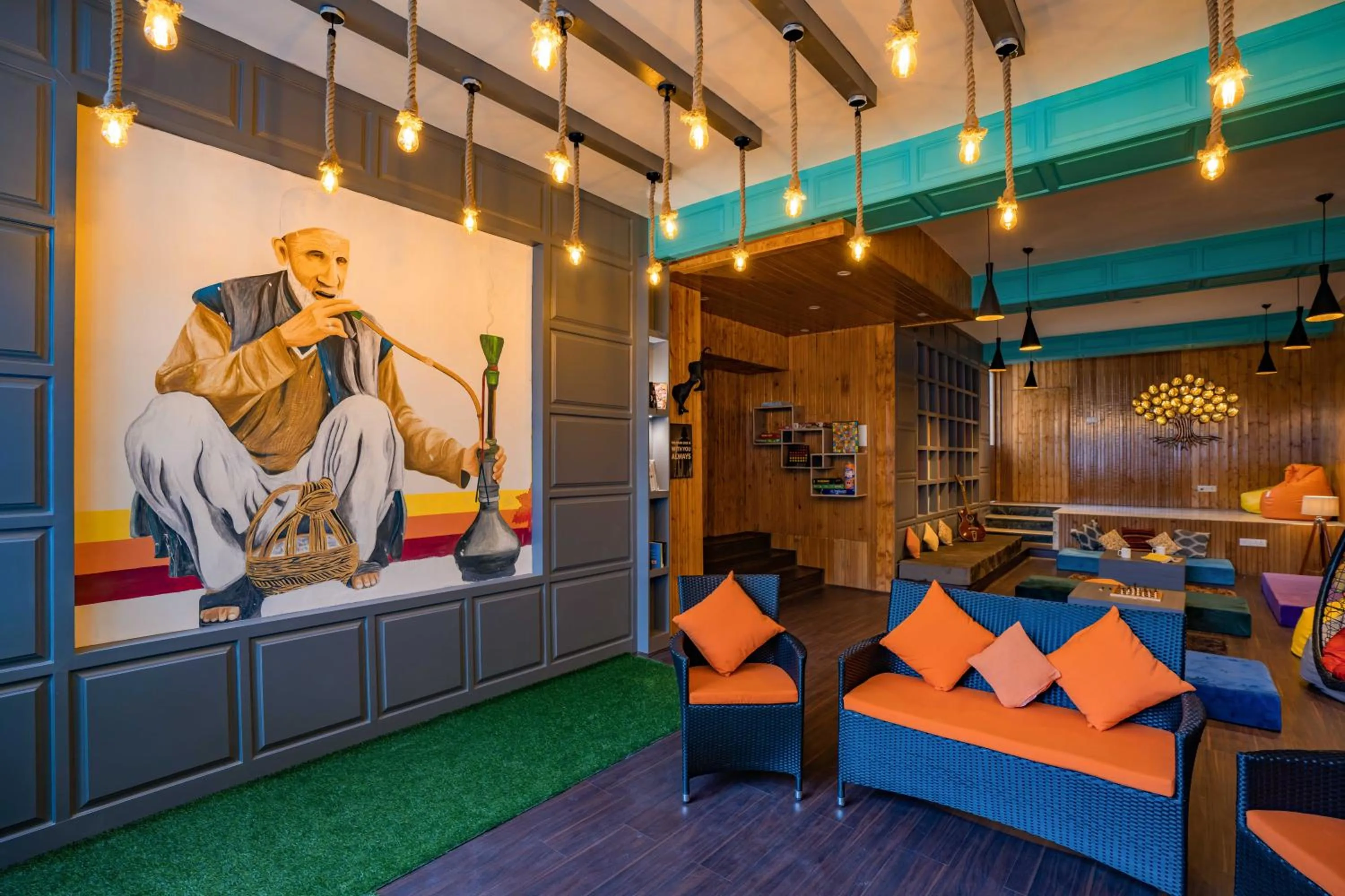 Communal lounge/ TV room in Zostel Srinagar