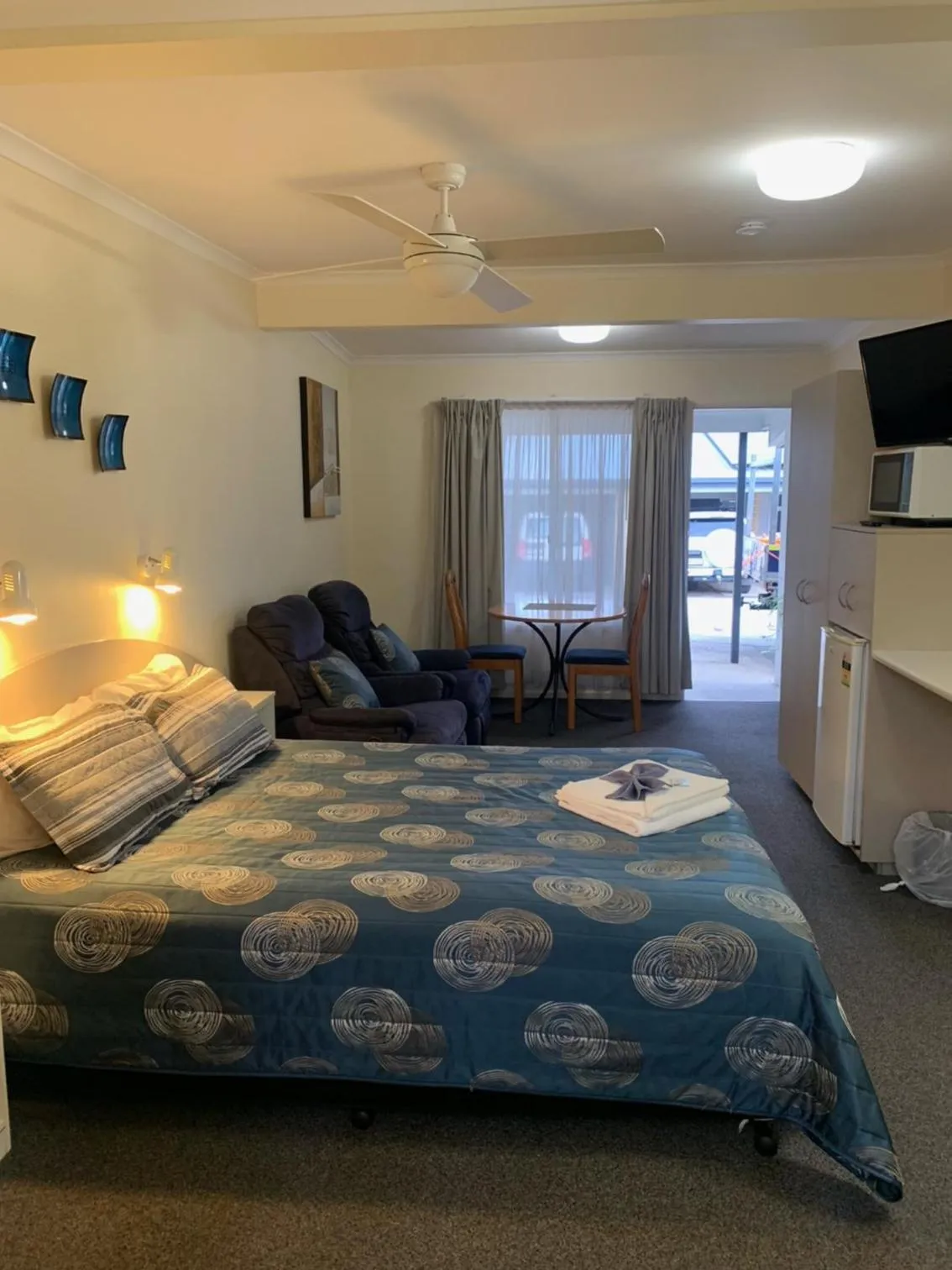 Bedroom, Bed in Shady Rest Motel