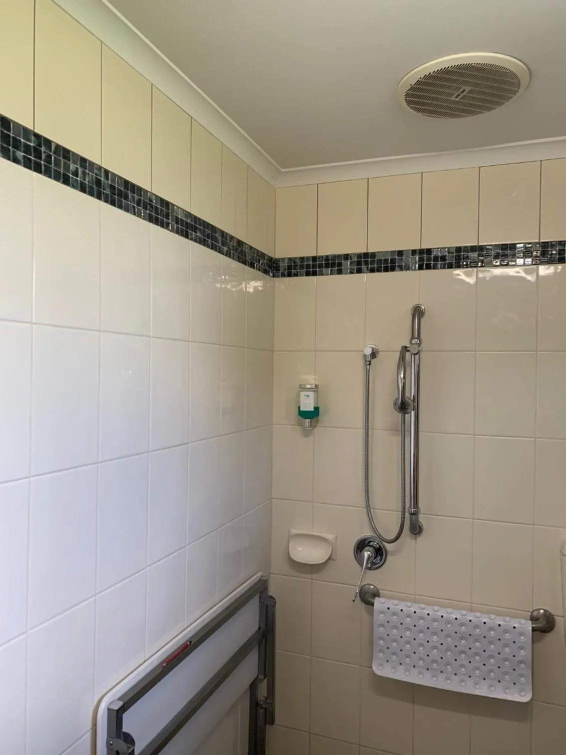 Bathroom in Shady Rest Motel