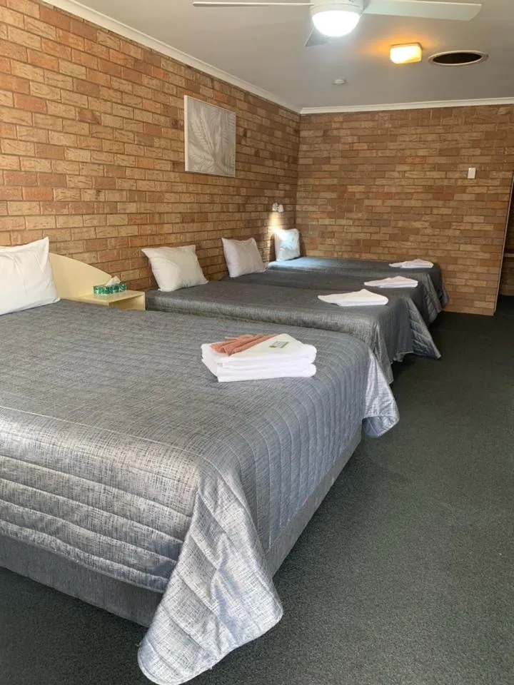 Bedroom, Bed in Shady Rest Motel