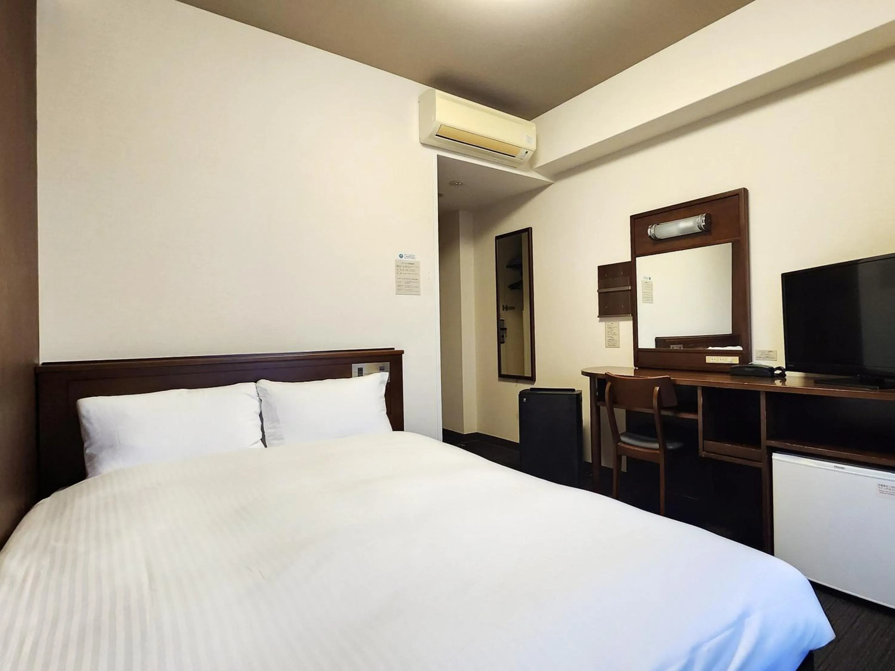 Photo of the whole room, Bed in Hotel Route-Inn Nagahama Inter