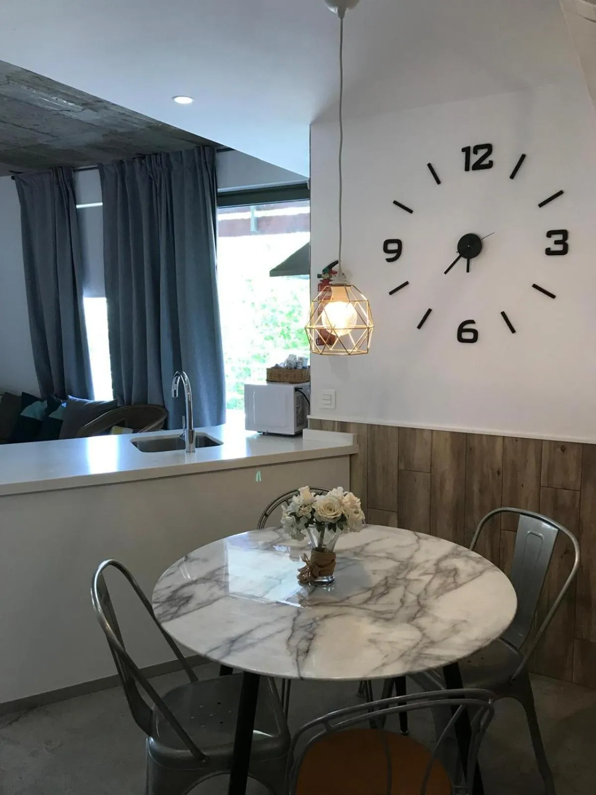 Dining area in Urban House Siurot 33