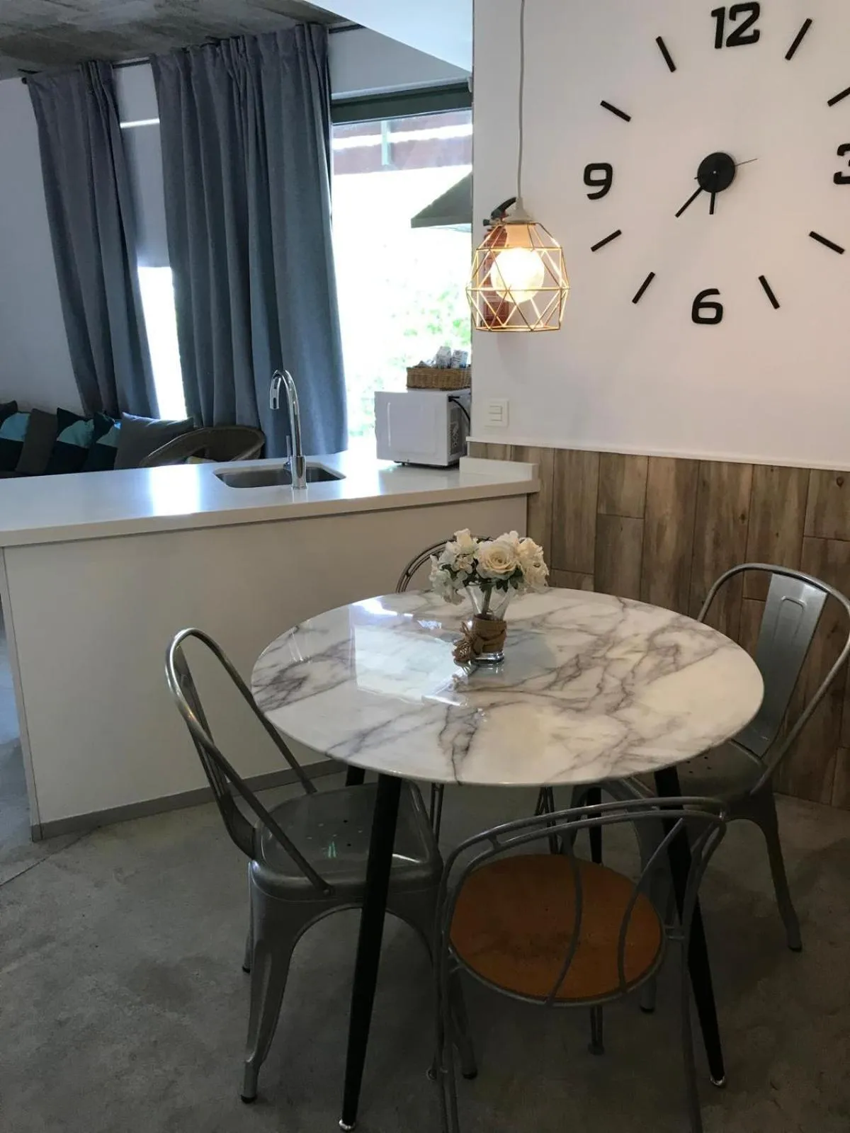 Seating area in Urban House Siurot 33