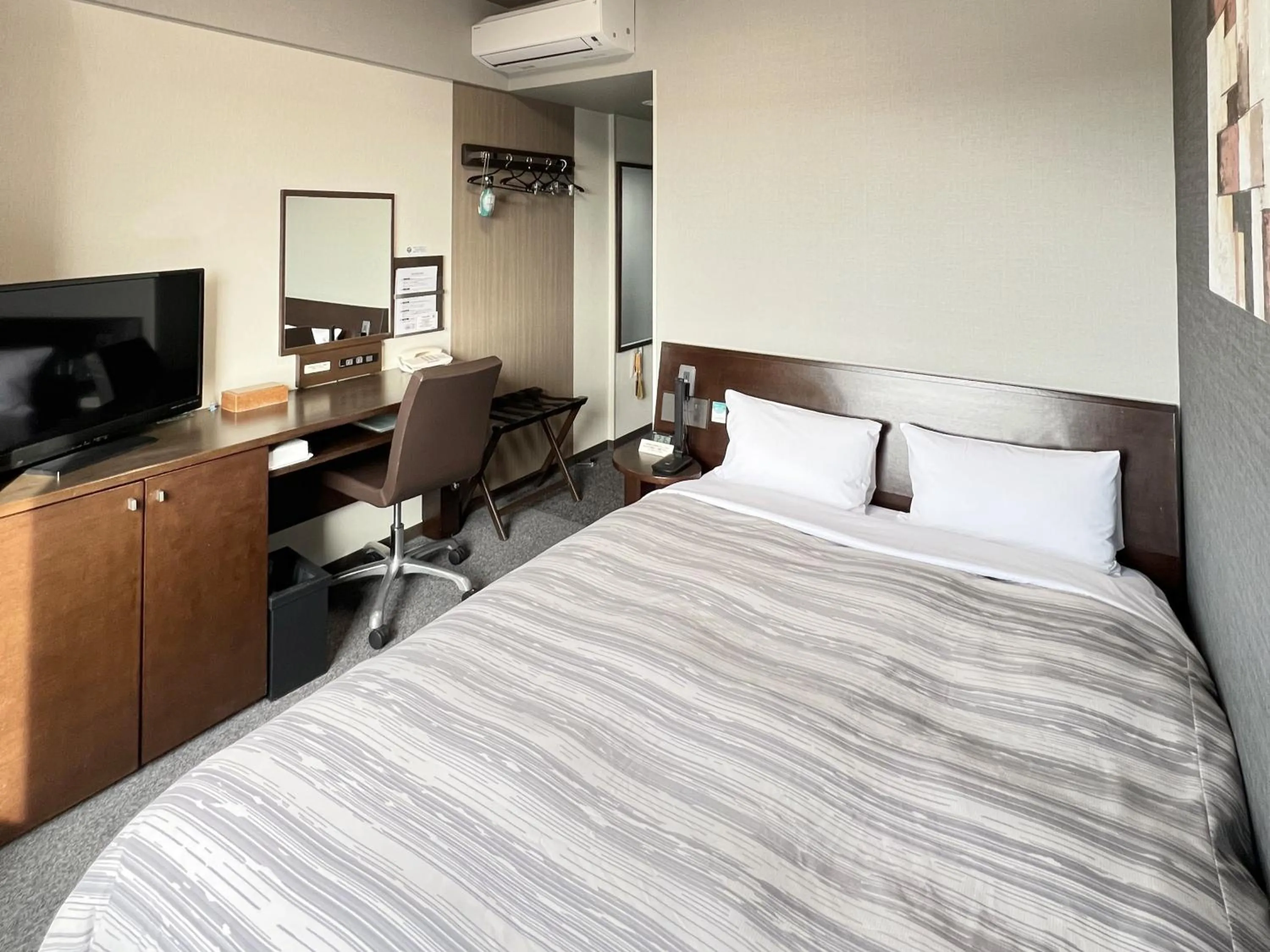 Photo of the whole room, Bed in Hotel Route-Inn Shimodate