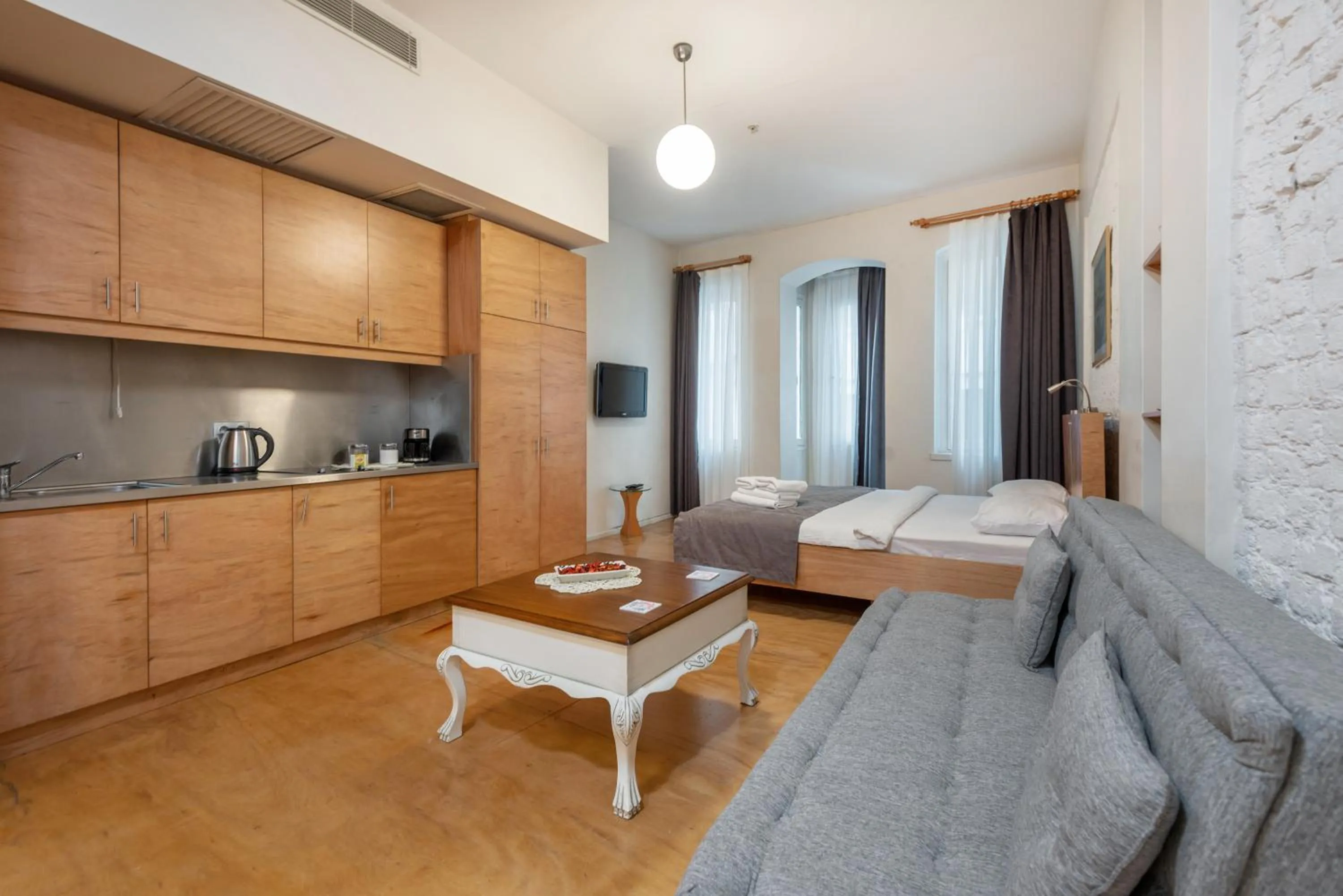 Living room, Bed in Mayer Loft Suites