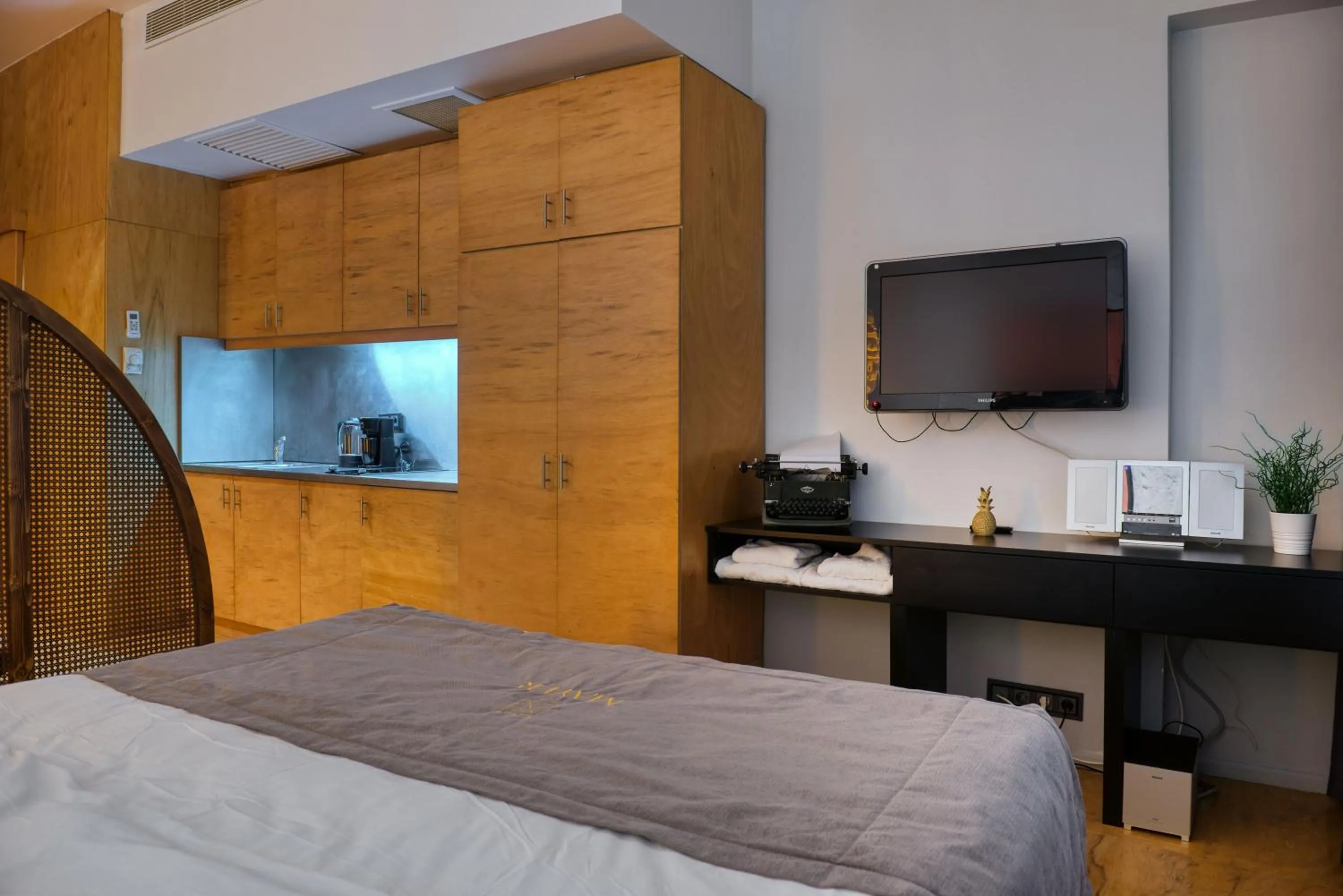 TV and multimedia, Bed in Mayer Loft Suites