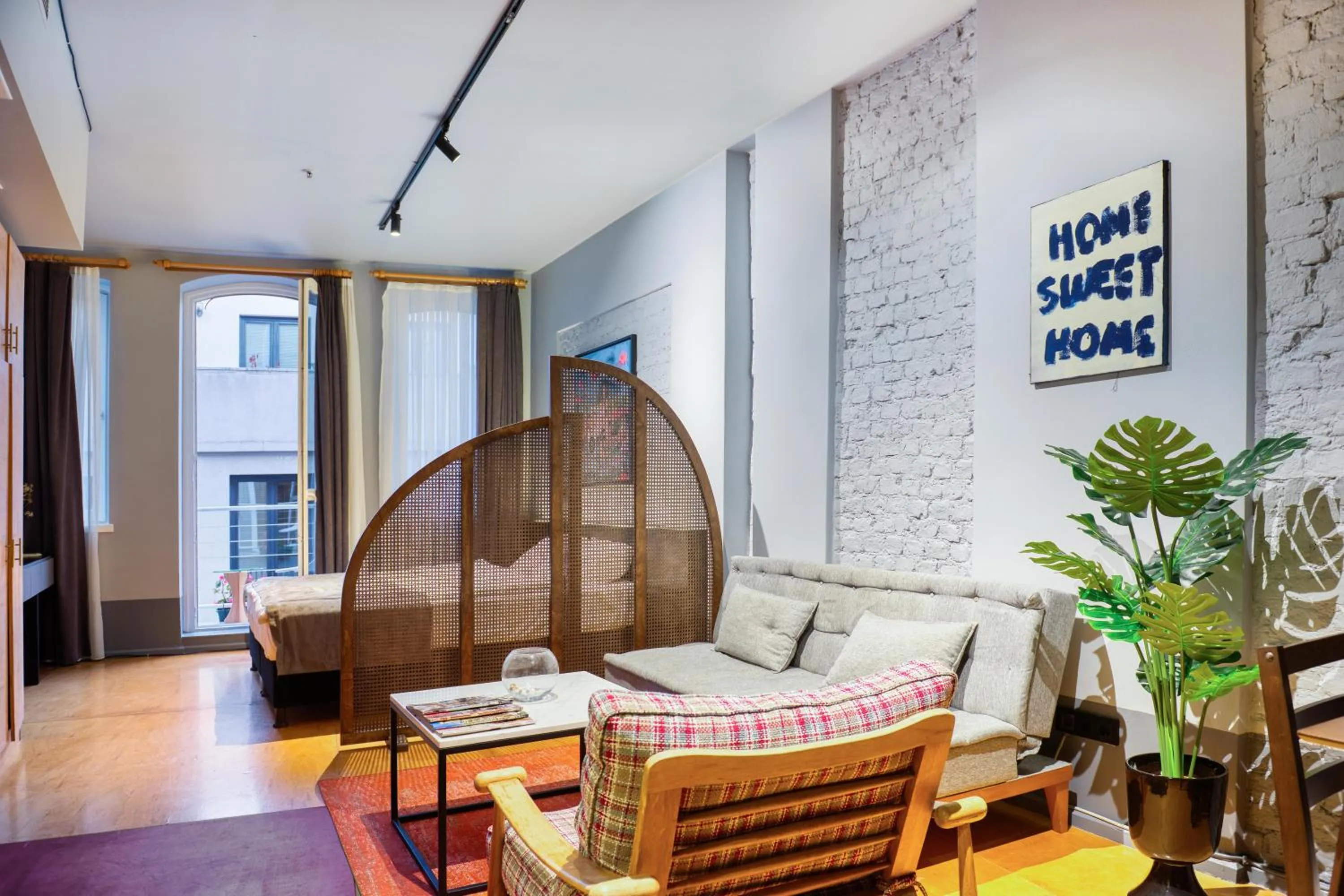 Photo of the whole room in Mayer Loft Suites