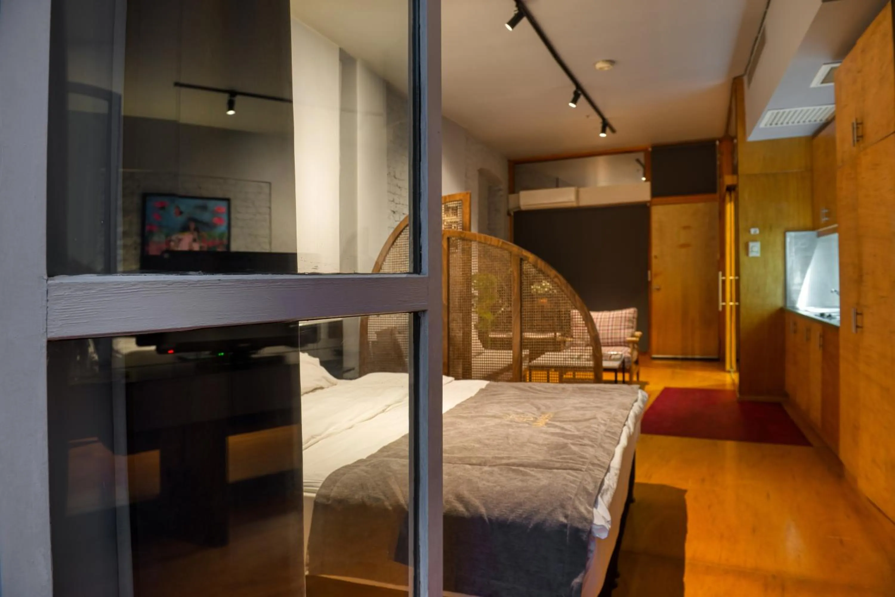 Photo of the whole room, Bed in Mayer Loft Suites