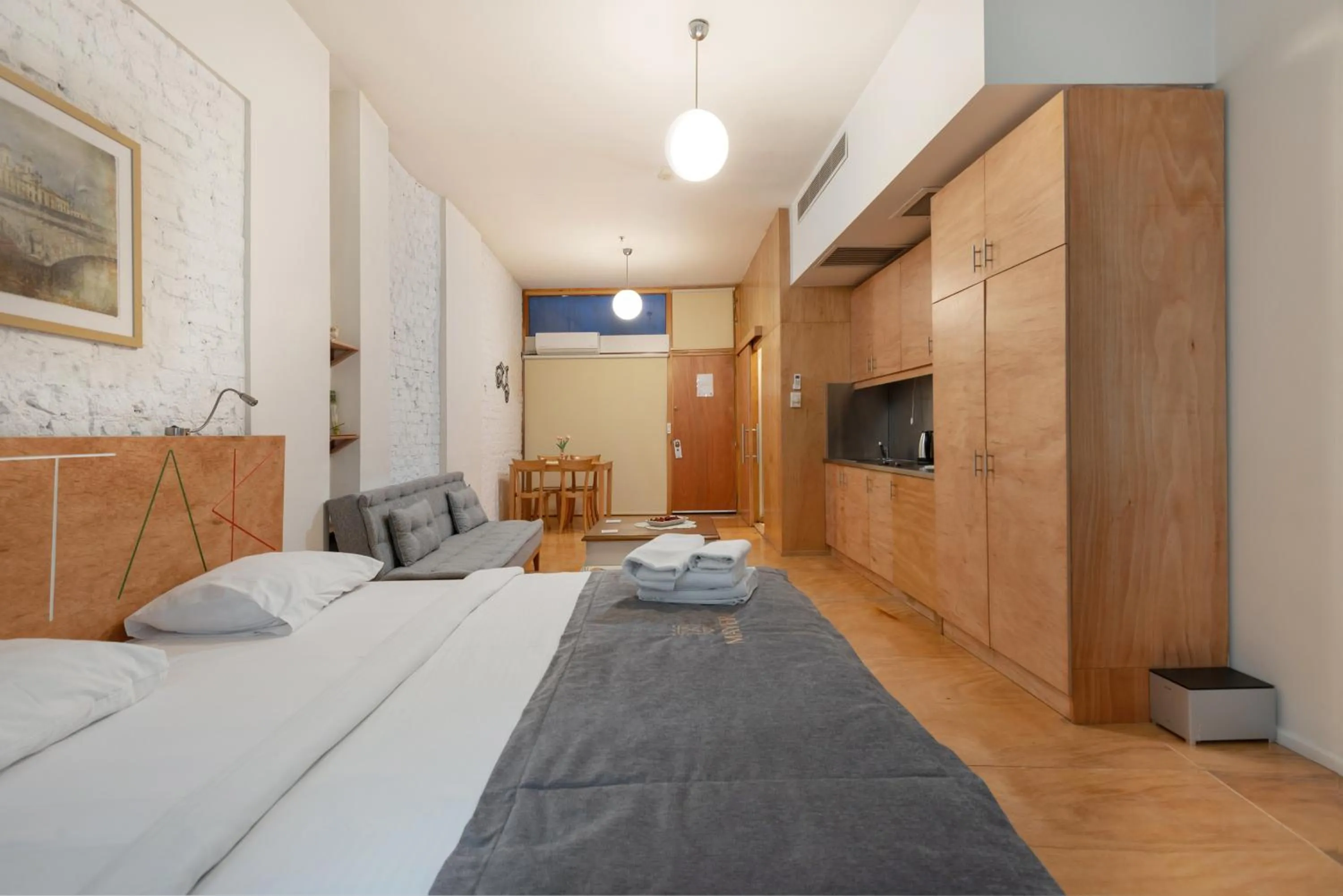 Photo of the whole room, Bed in Mayer Loft Suites