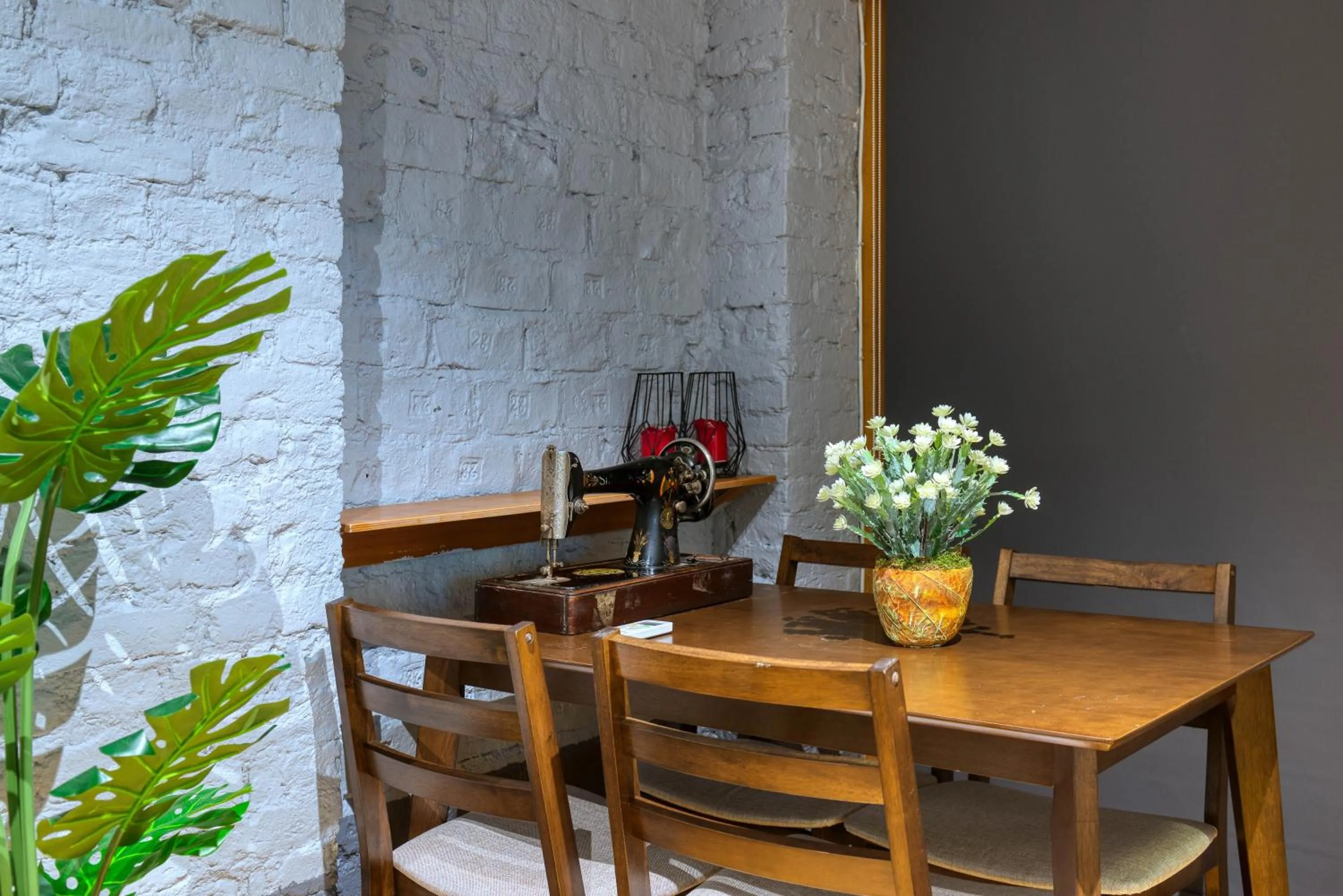 Dining area in Mayer Loft Suites