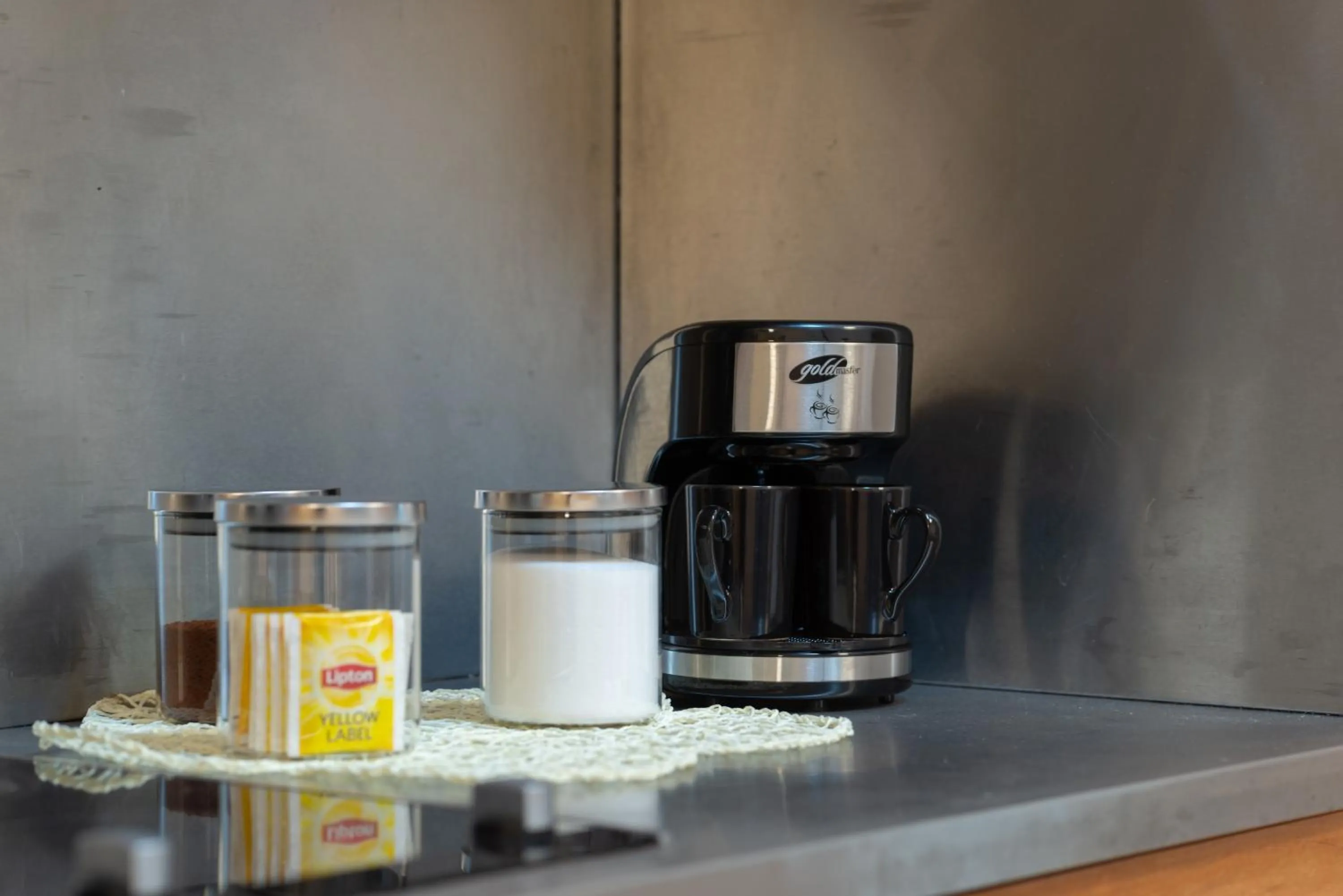 Coffee/tea facilities in Mayer Loft Suites
