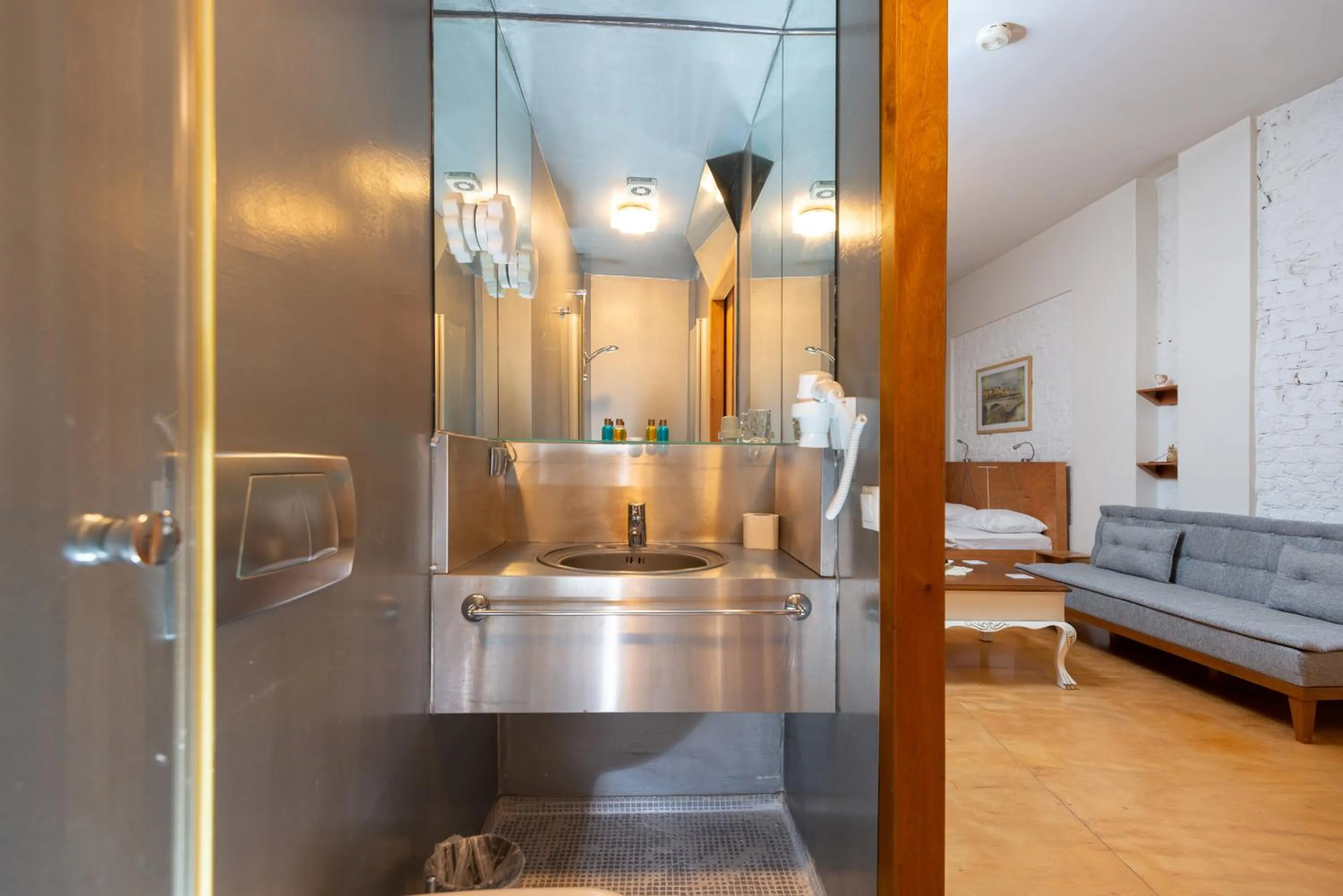 Bathroom in Mayer Loft Suites