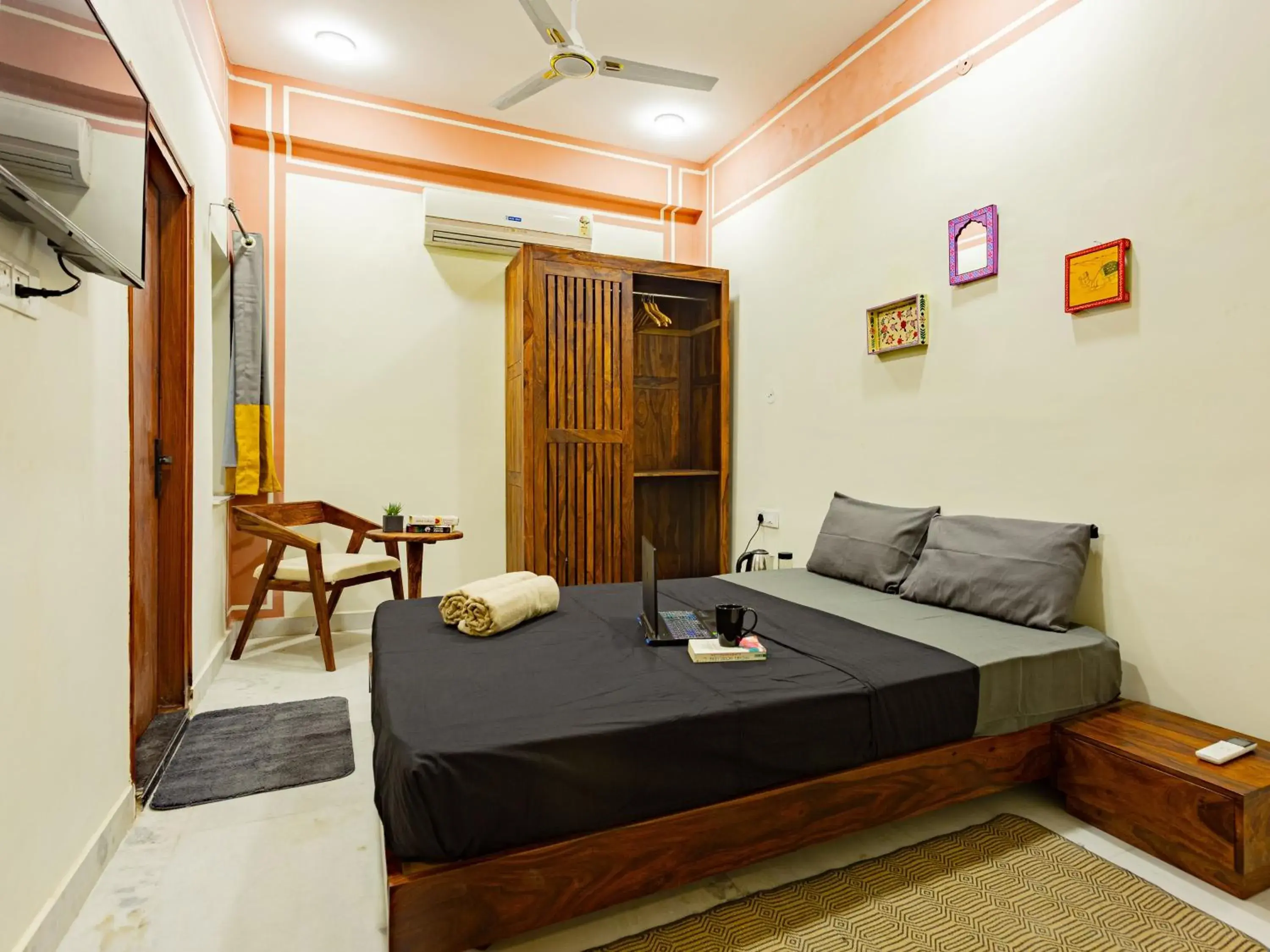 Deluxe Double Room in The Hosteller Jaipur, City Centre Deluxe Double Room in The Hosteller Jaipur, City Centre