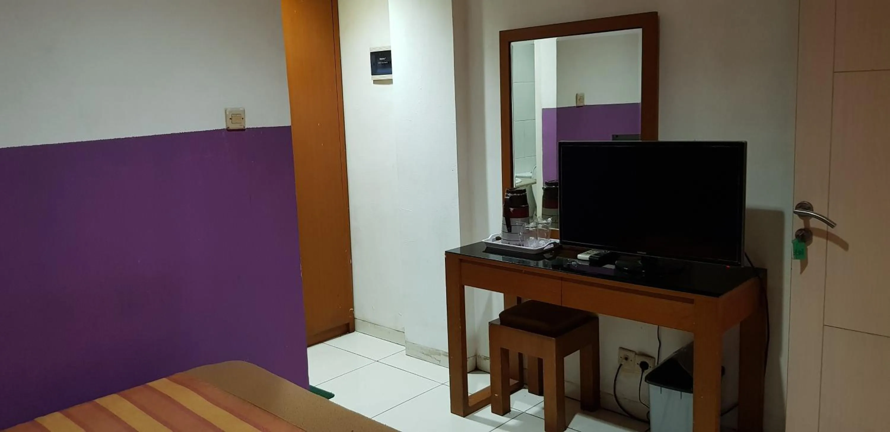 Shower in Hotel Dequr Jakarta Kota