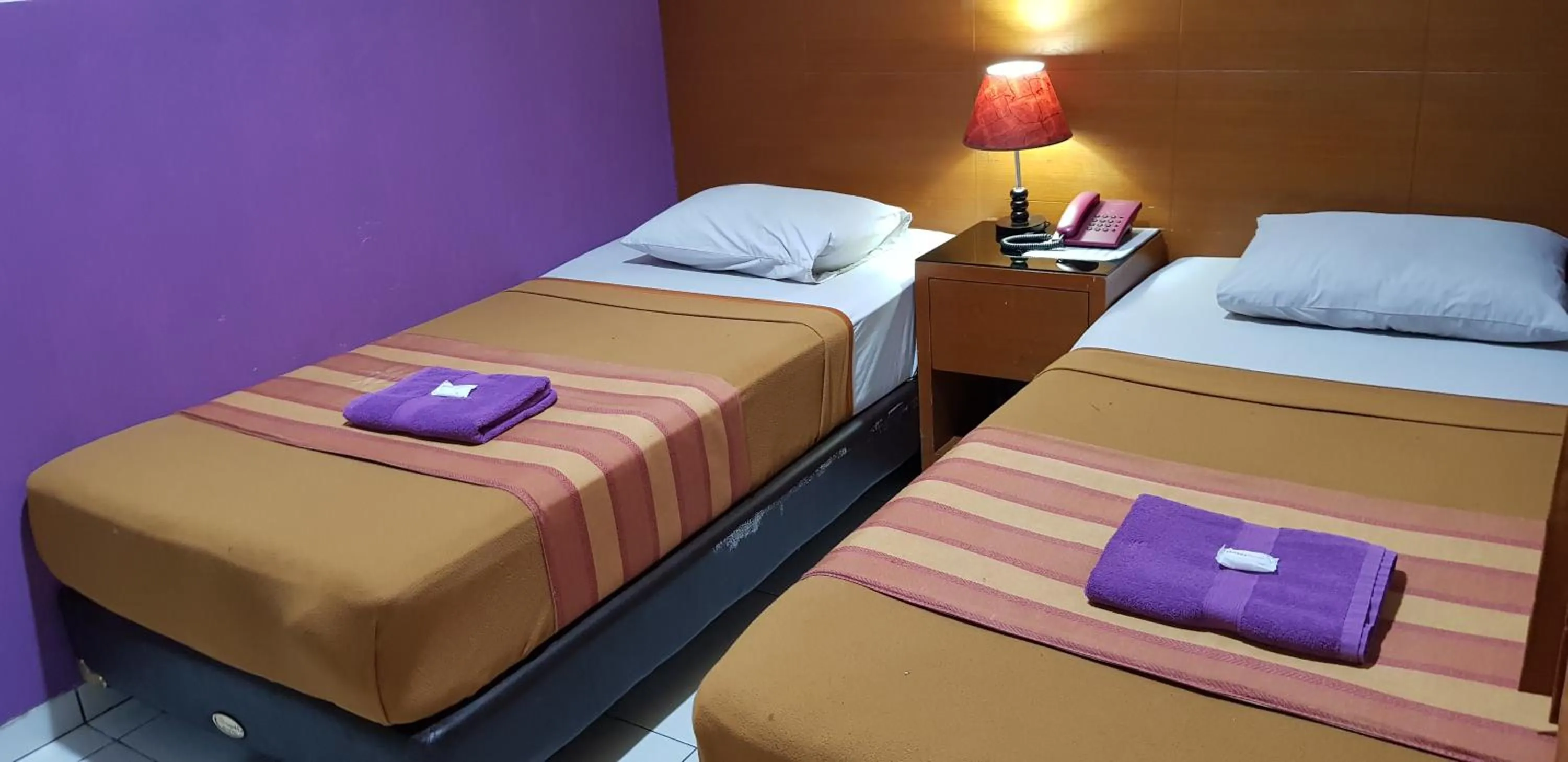 Photo of the whole room, Bed in Hotel Dequr Jakarta Kota