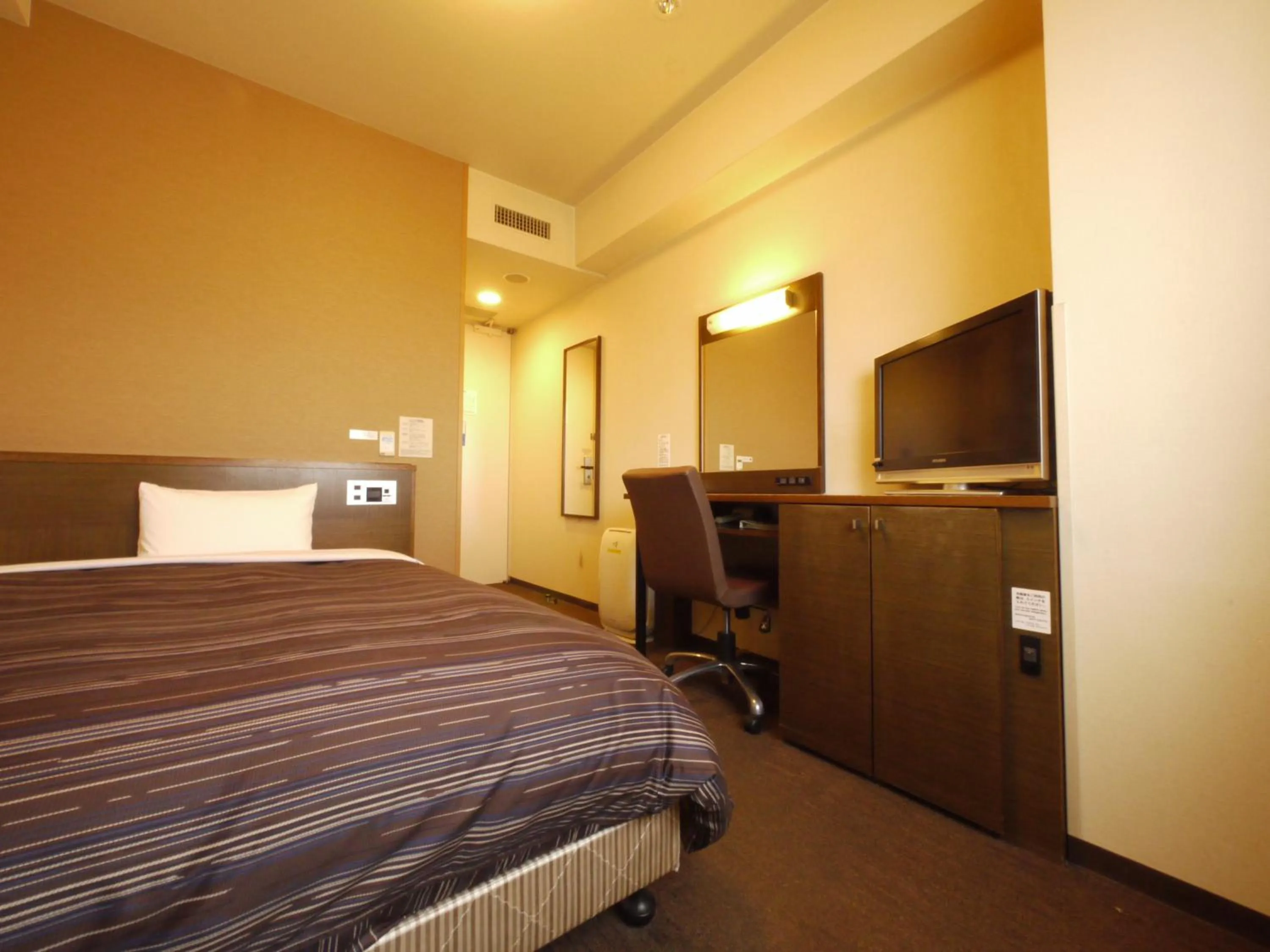 Photo of the whole room, Bed in Hotel Route-Inn Higashimuroran Ekimae