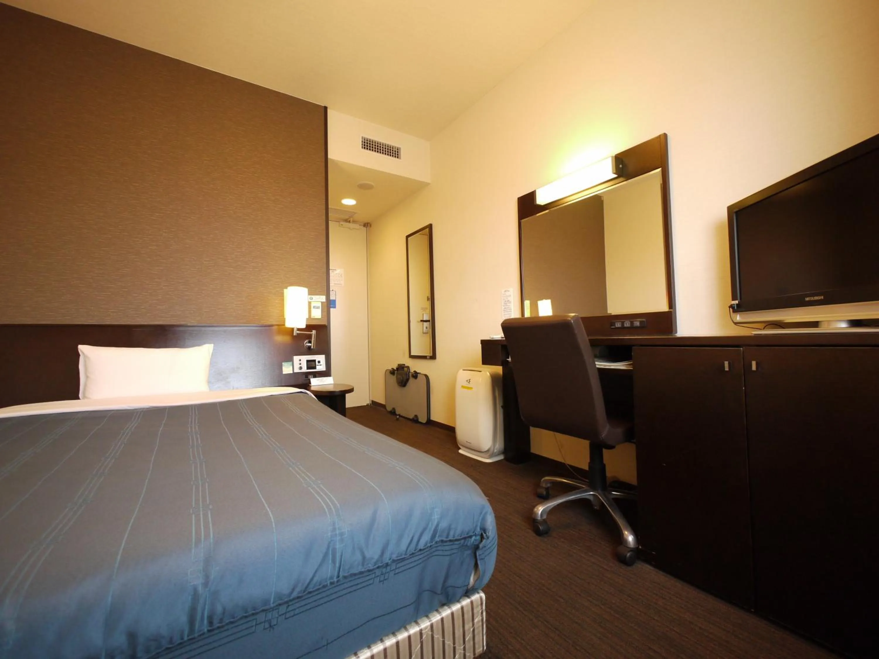 Photo of the whole room, Bed in Hotel Route-Inn Higashimuroran Ekimae