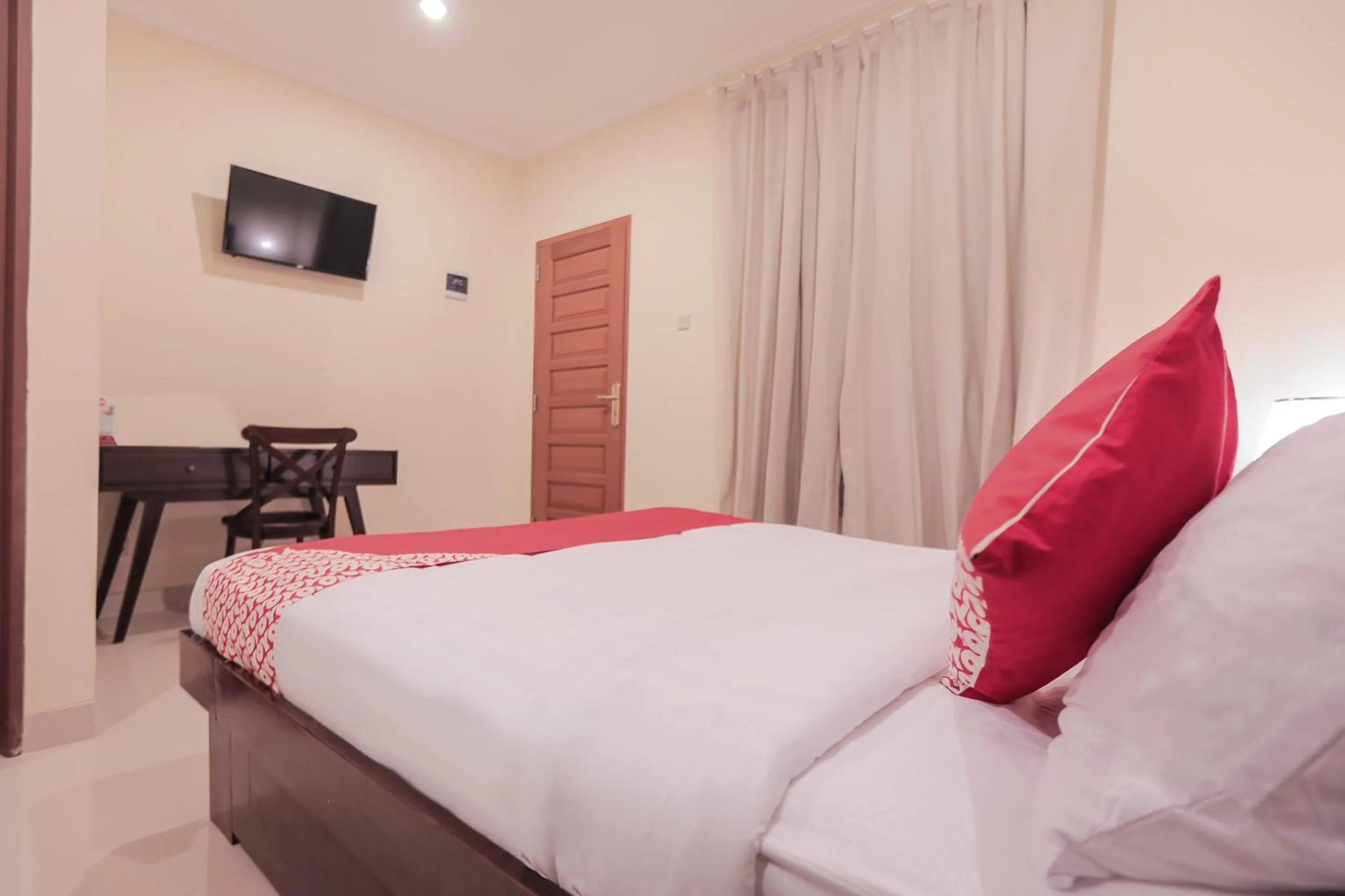 Bedroom, Bed in Capital O 133 Griya Ciaji