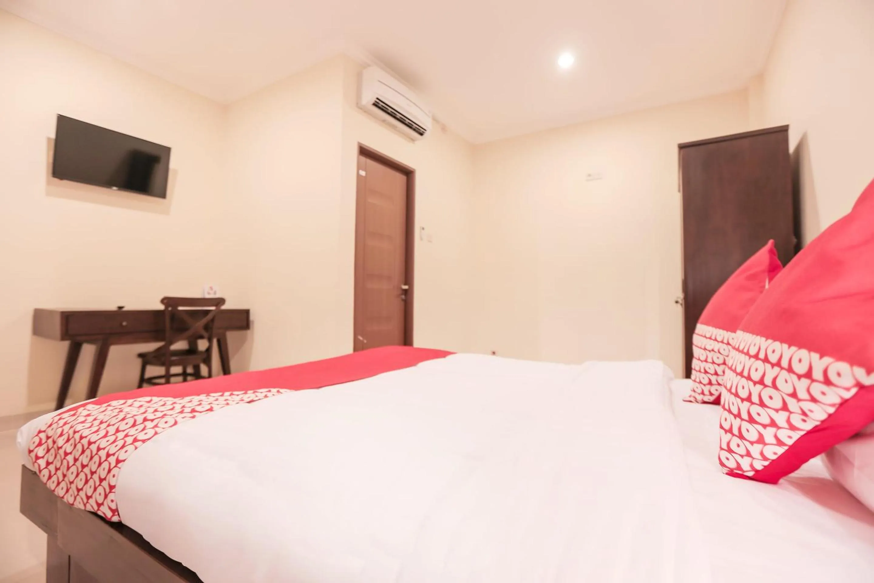 Bedroom, Bed in Capital O 133 Griya Ciaji