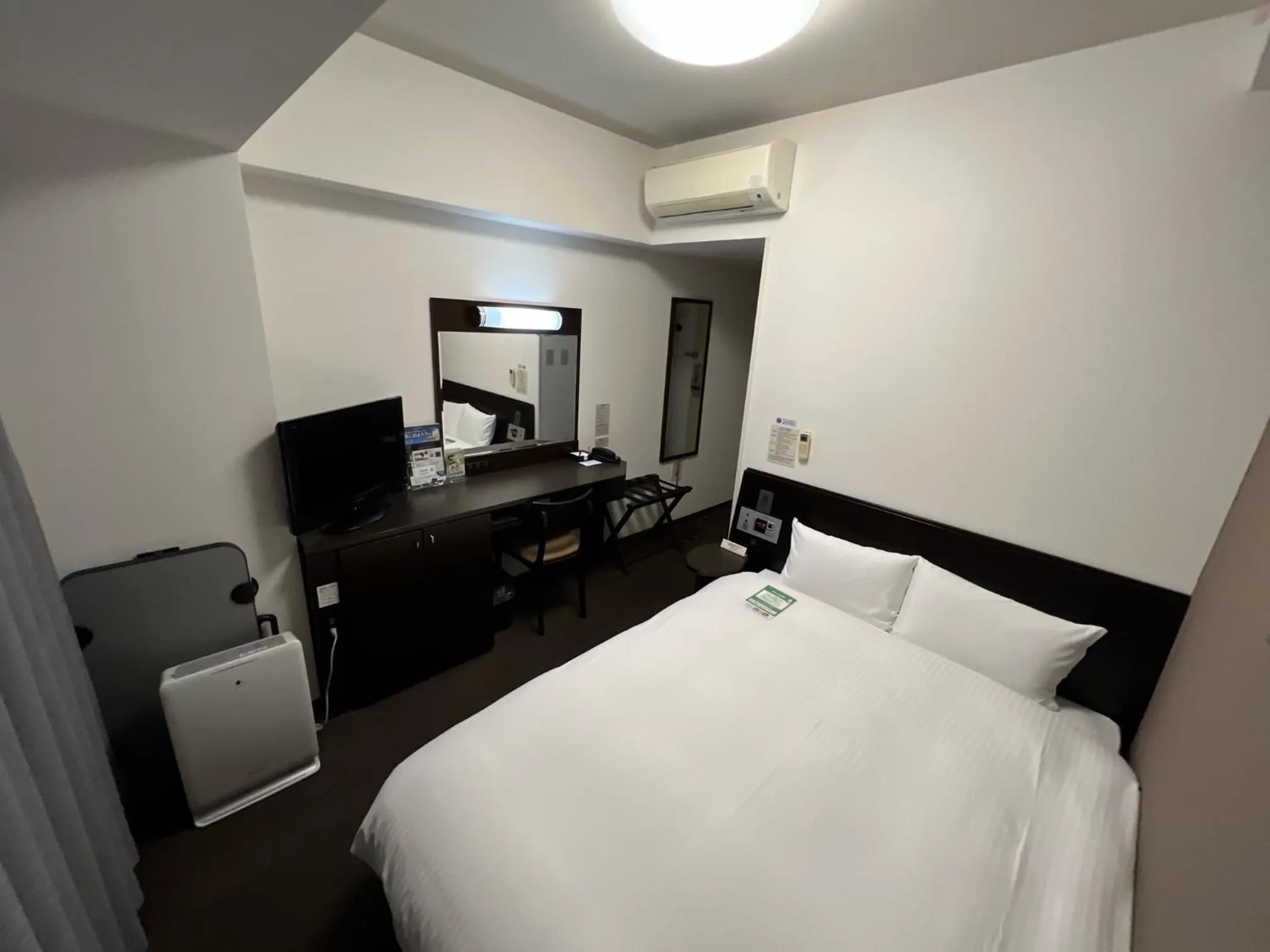Photo of the whole room, Bed in Hotel Route-Inn Uozu