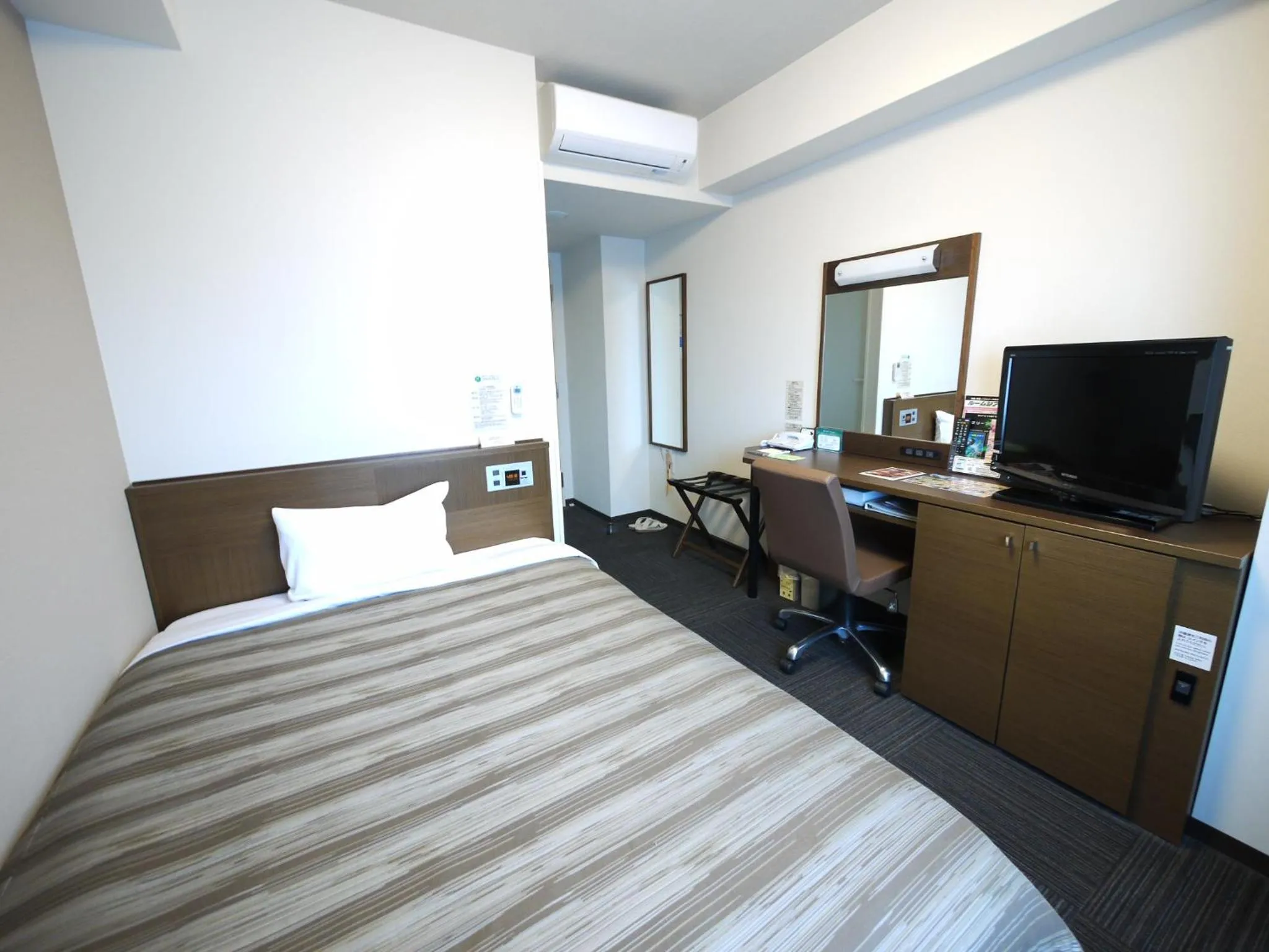 Bed in Hotel Route-Inn Satsumasendai