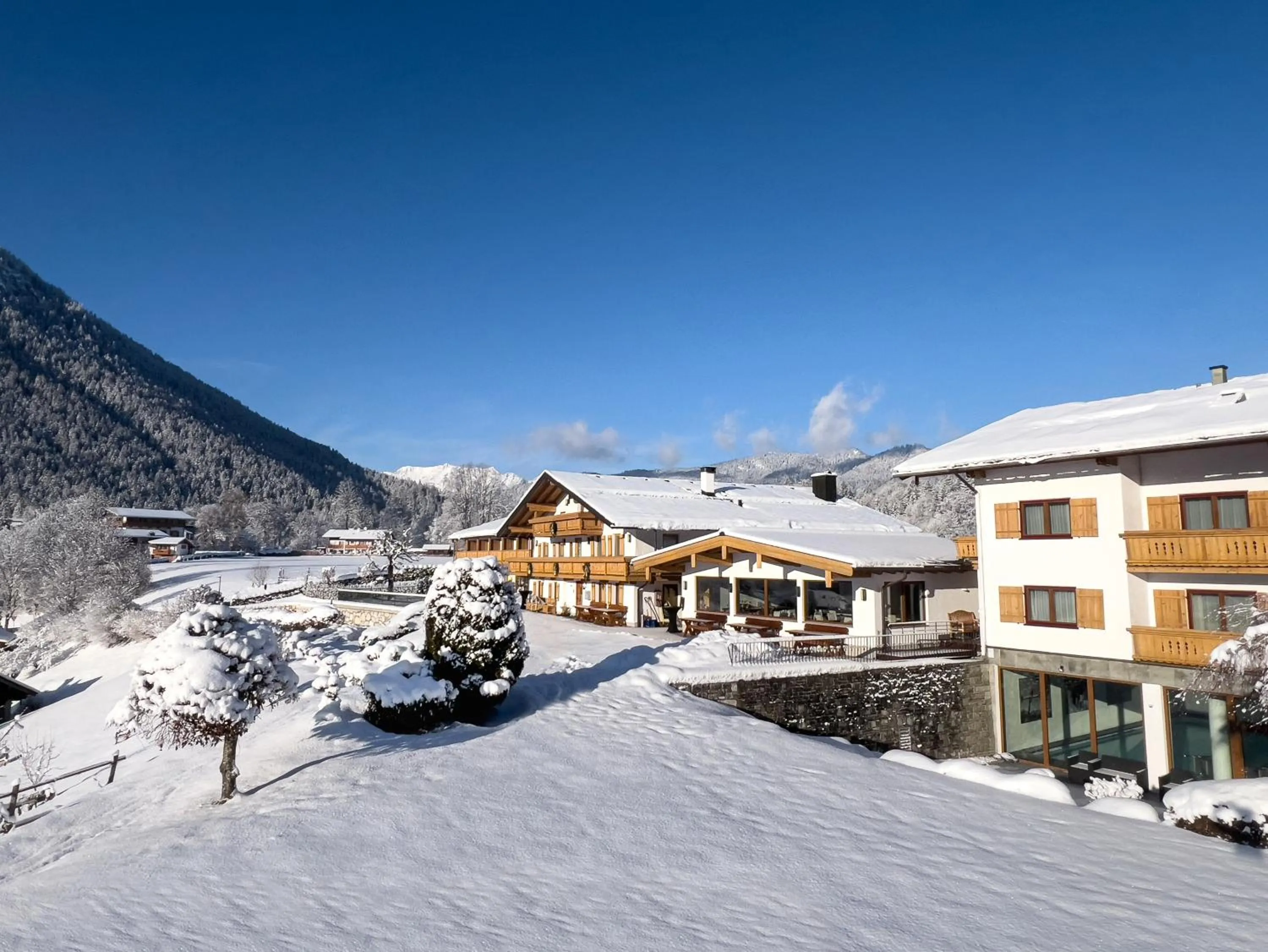 Property building in Hotel Hanauerlehen - ruhige & zentrale Top-Lage - mit Schwimmbad, Sauna, Parkplätze & Café - bayerischer Familienbetrieb