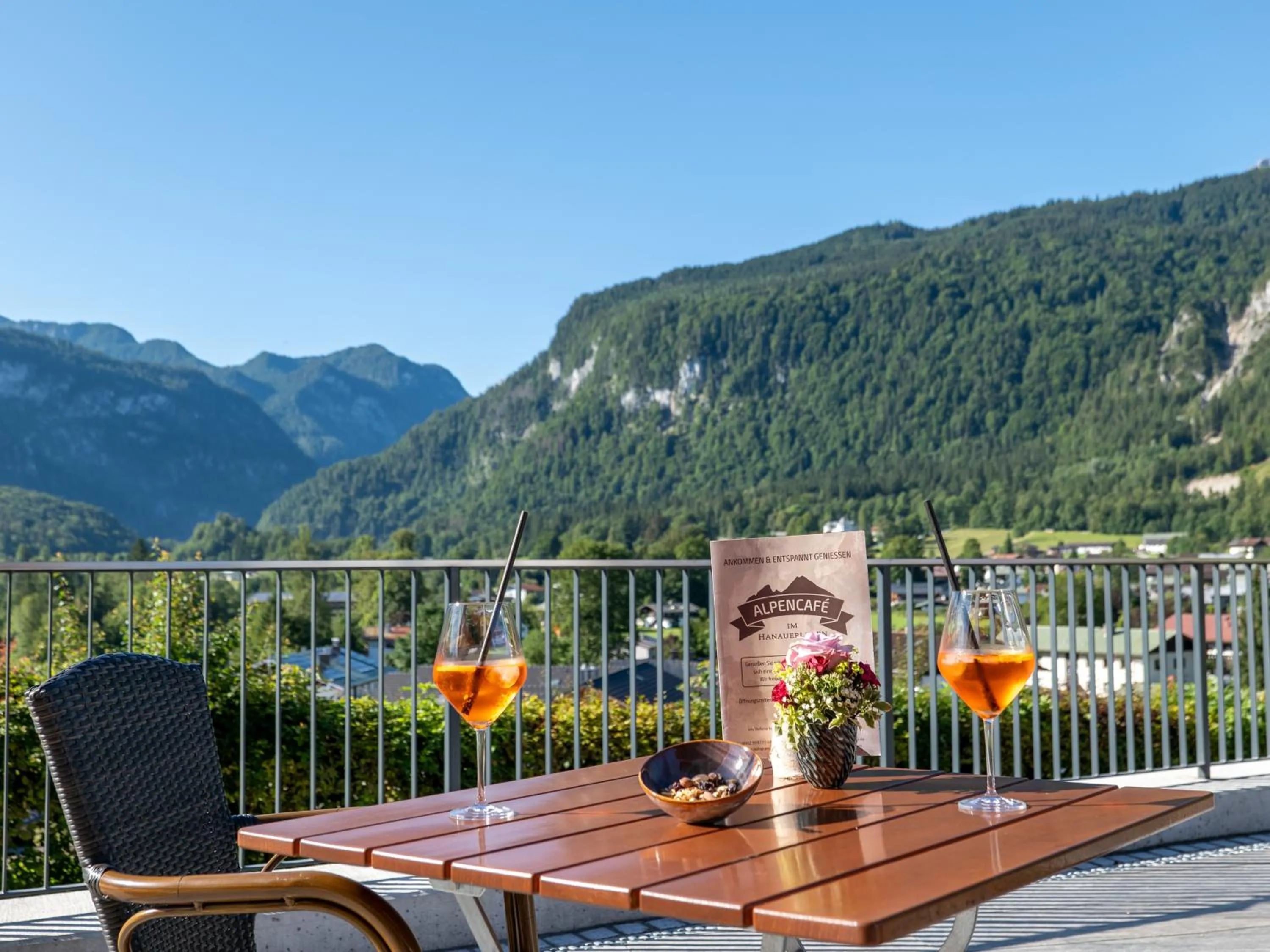 Restaurant/places to eat in Hotel Hanauerlehen - ruhige & zentrale Top-Lage - mit Schwimmbad, Sauna, Parkplätze & Café - bayerischer Familienbetrieb