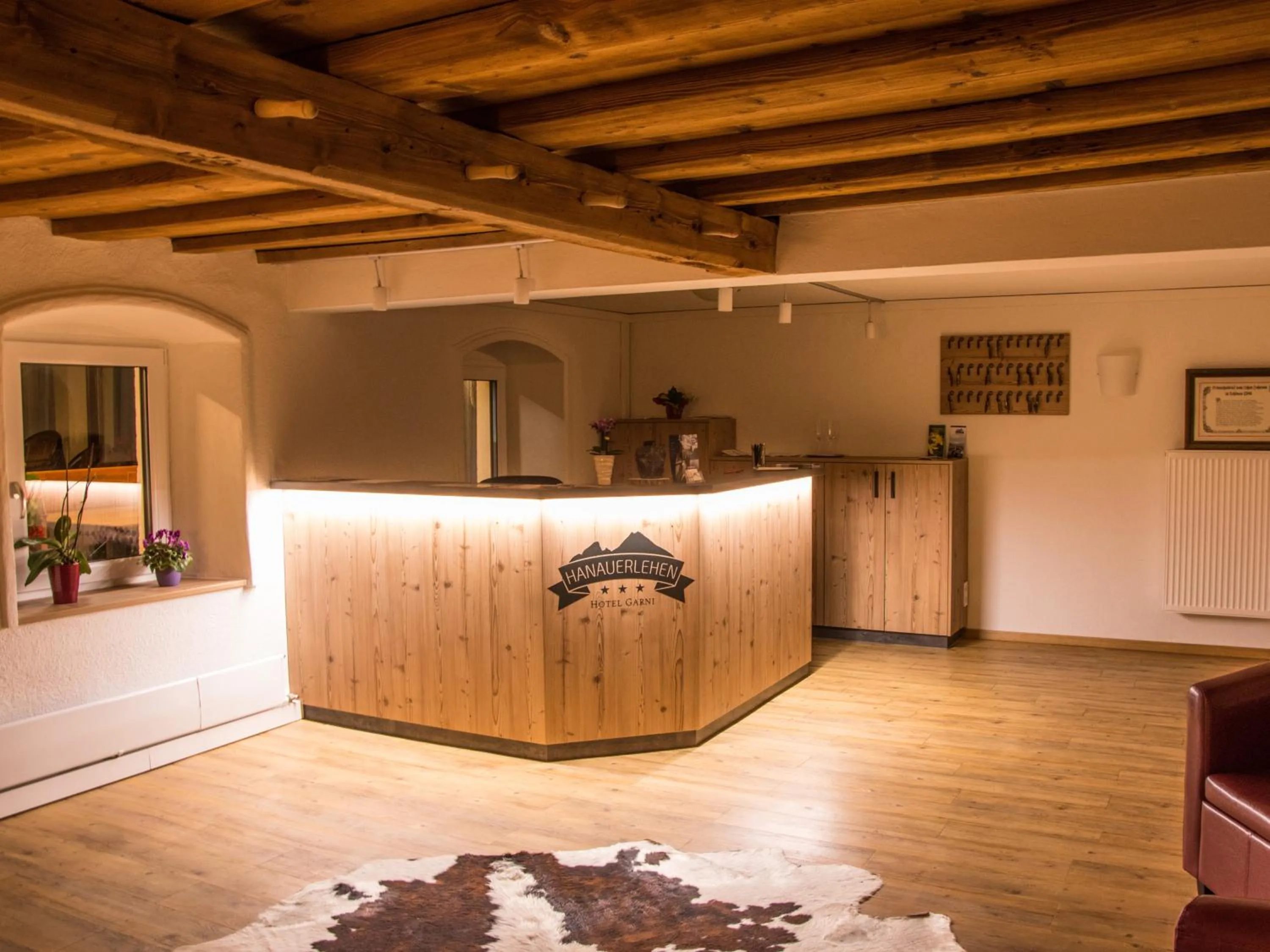 Lobby or reception in Hotel Hanauerlehen - ruhige & zentrale Top-Lage - mit Schwimmbad, Sauna, Parkplätze & Café - bayerischer Familienbetrieb