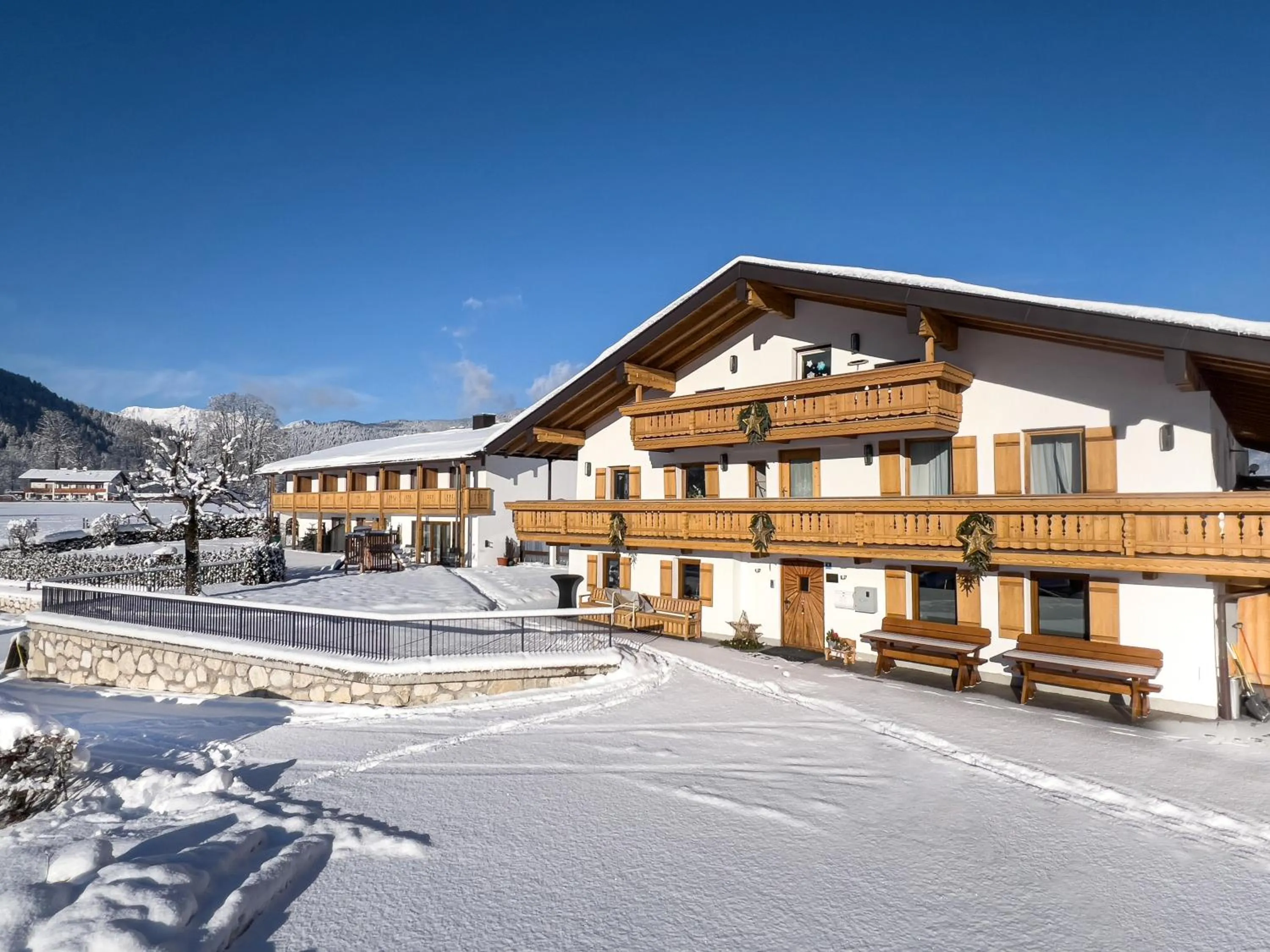 Property building in Hotel Hanauerlehen - ruhige & zentrale Top-Lage - mit Schwimmbad, Sauna, Parkplätze & Café - bayerischer Familienbetrieb