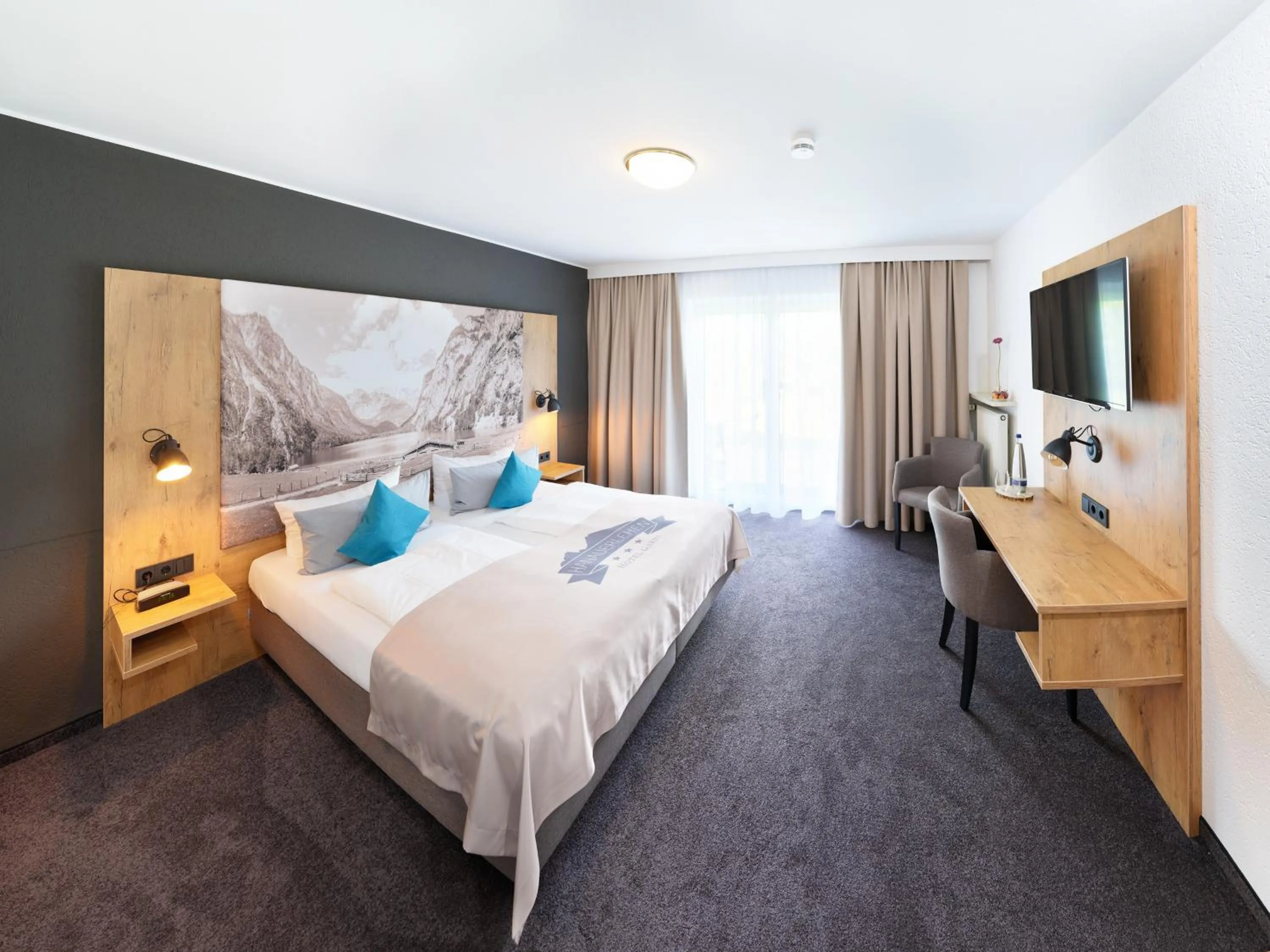 Photo of the whole room, Bed in Hotel Hanauerlehen - ruhige & zentrale Top-Lage - mit Schwimmbad, Sauna, Parkplätze & Café - bayerischer Familienbetrieb