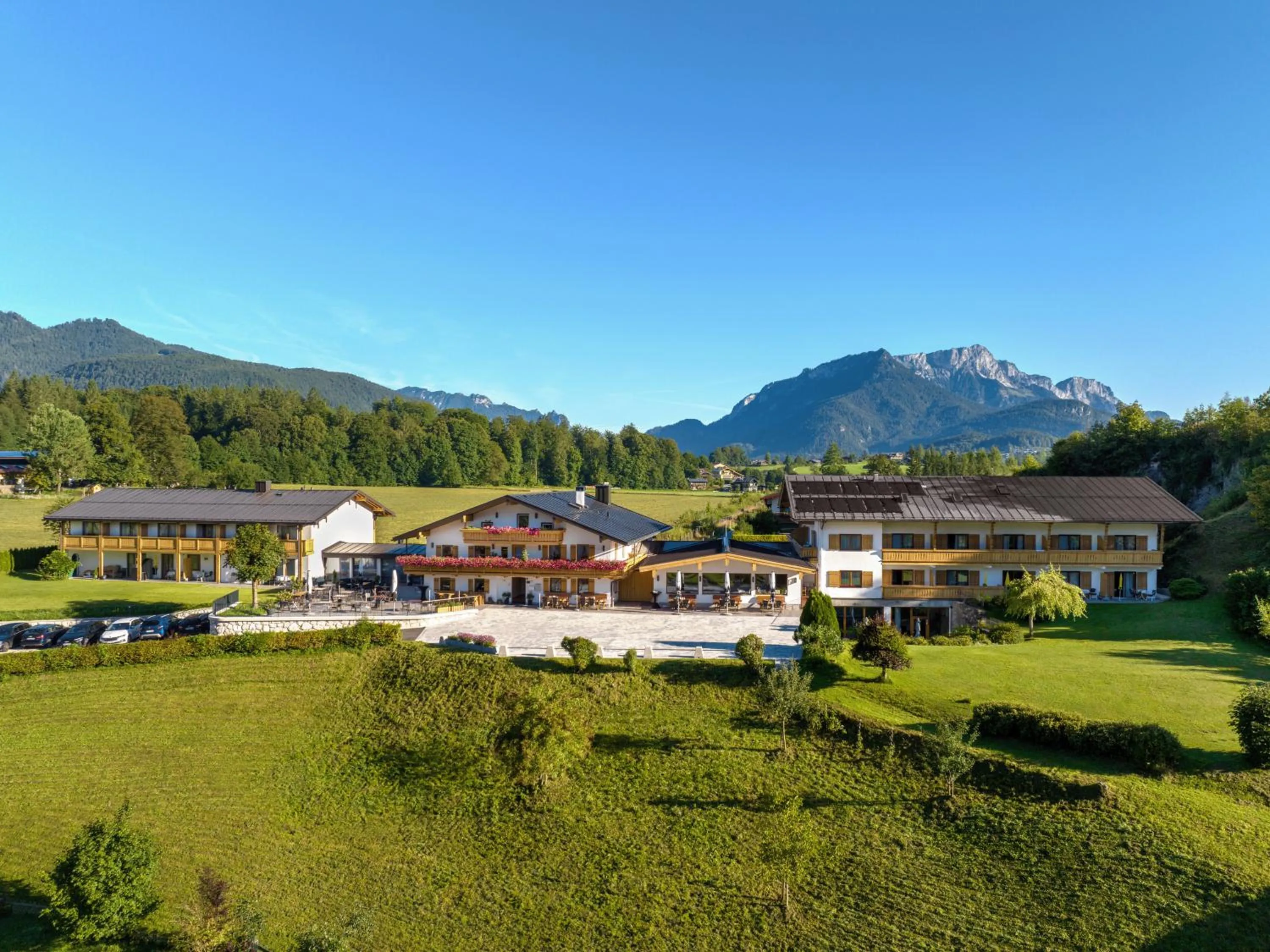 Property building in Hotel Hanauerlehen - ruhige & zentrale Top-Lage - mit Schwimmbad, Sauna, Parkplätze & Café - bayerischer Familienbetrieb