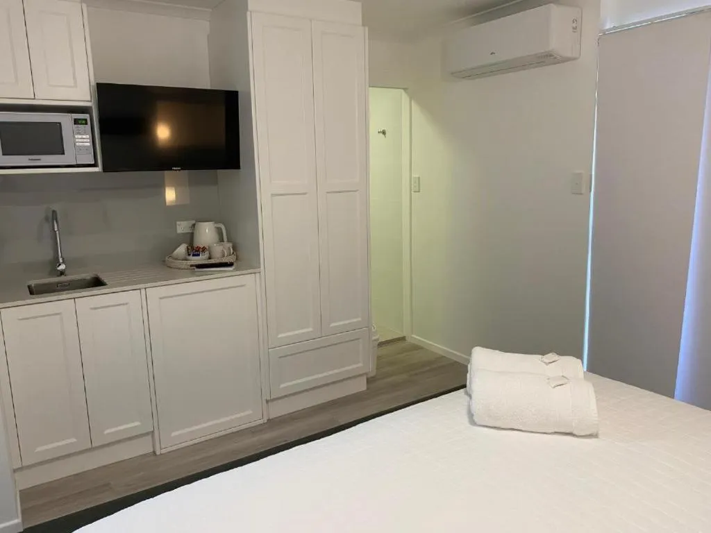 Kitchen or kitchenette, Bed in Rainbow Getaway Holiday Apartments