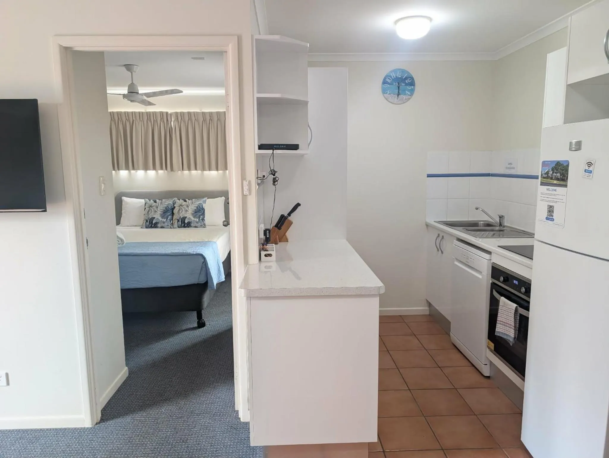 Kitchen or kitchenette, Bed in Rainbow Getaway Holiday Apartments