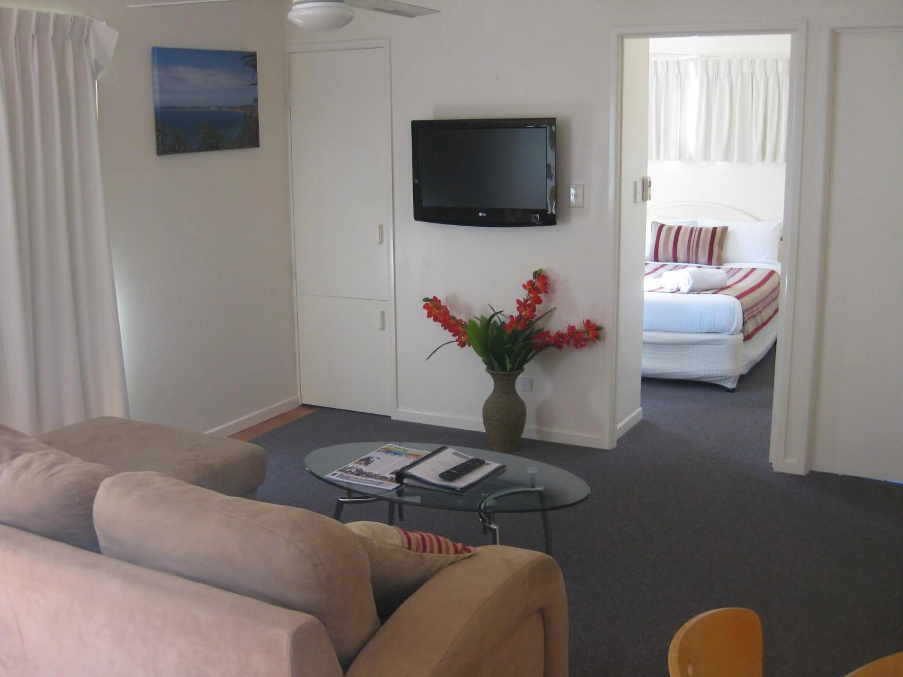 Seating area, Bed in Rainbow Getaway Holiday Apartments
