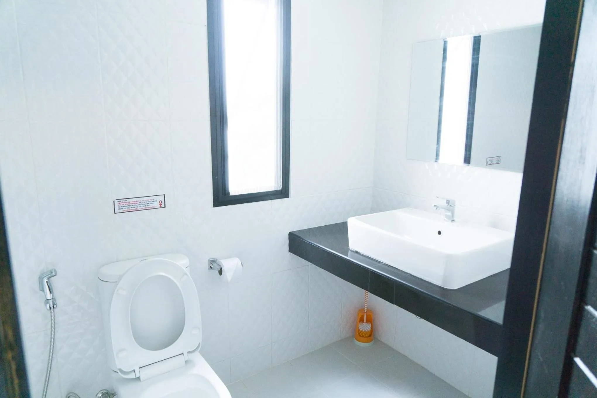 Toilet in Baan Ploy In