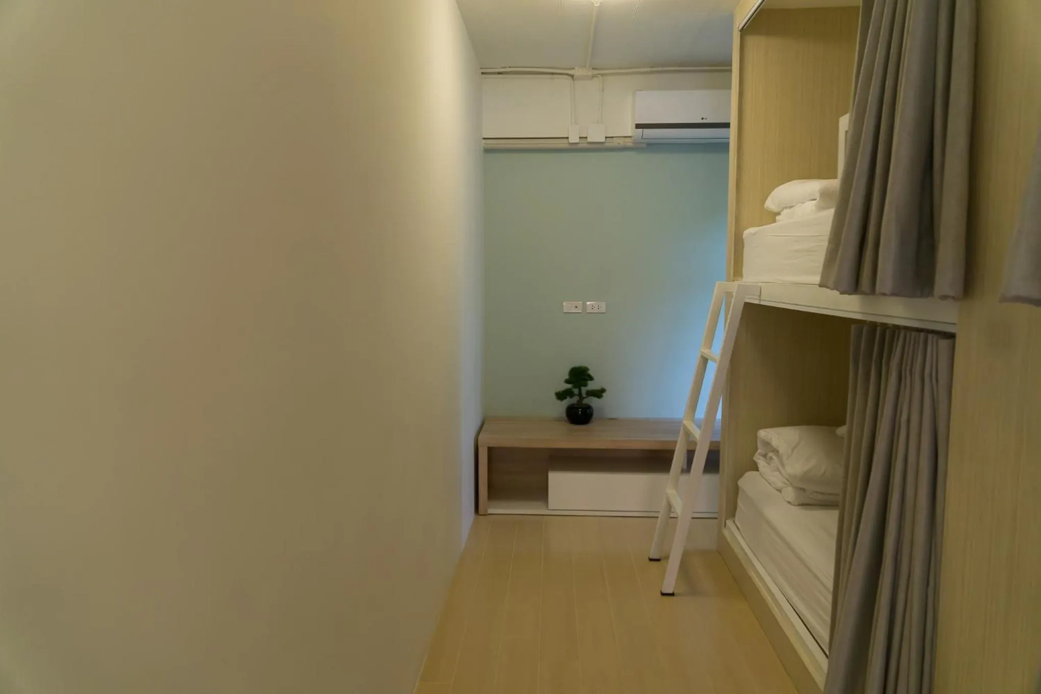 Photo of the whole room, Bed in Baan Ploy In